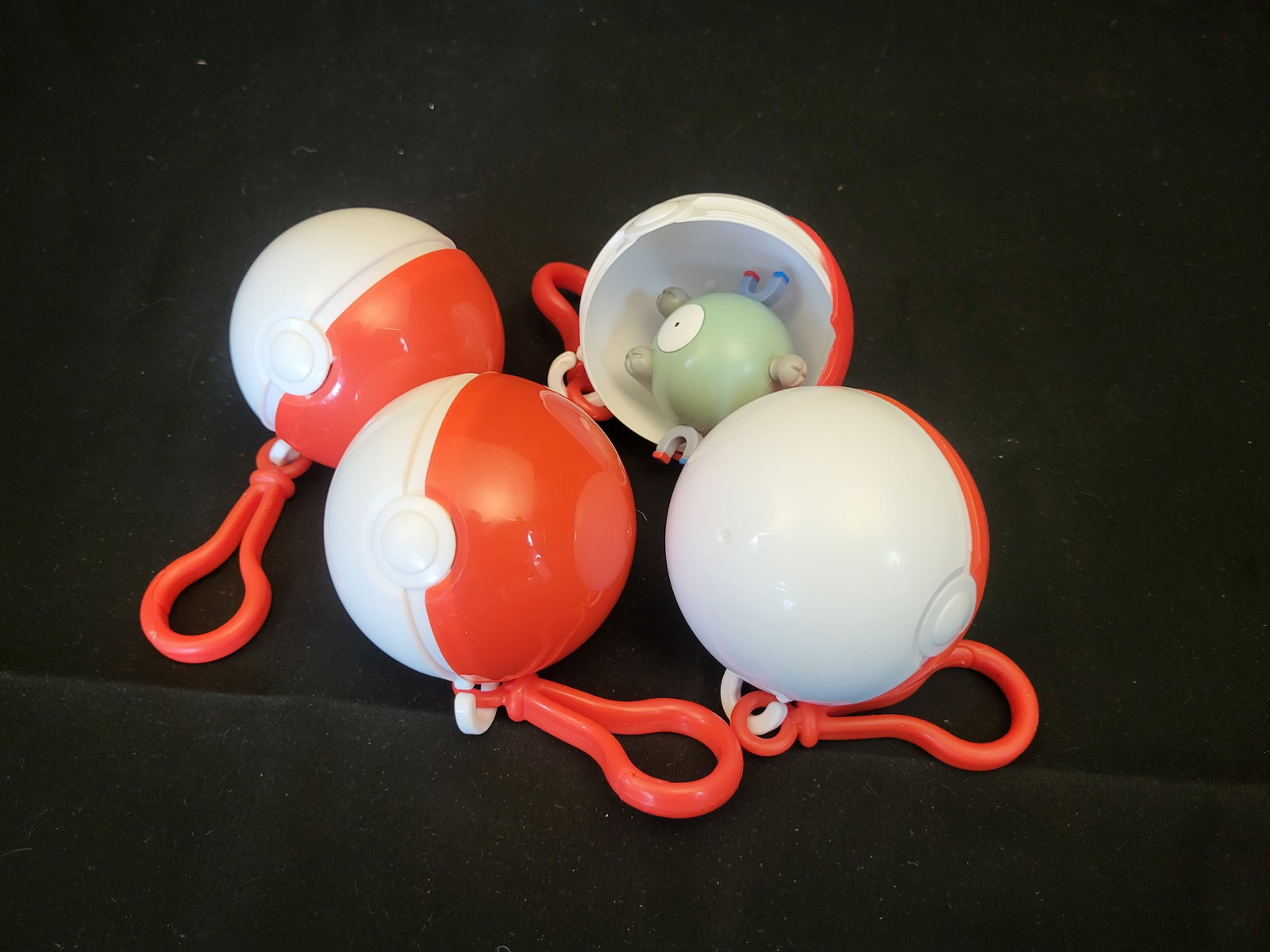 I00112 A Collection of 1999 Burger King Pokemon Pokeball Toys (1 of 2)