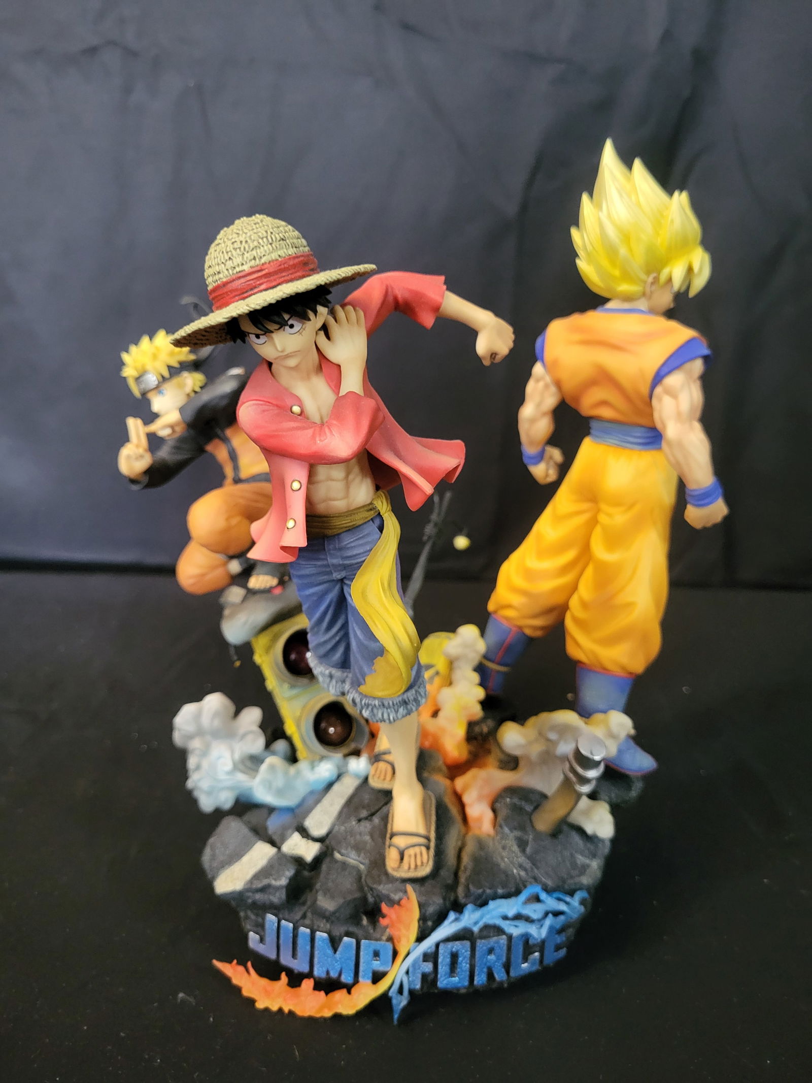 I00125 Jump Force Collector's Edition Diorama Figure: BID PER WHAT YOU SEE IN THE PHOTO, NOT THE AI GENERATED TITLES AND DESCRIPTIONS! Jump Force Collector's Edition diorama figure featuring a trio of characters including Son Goku, Monkey D. Luffy, and N