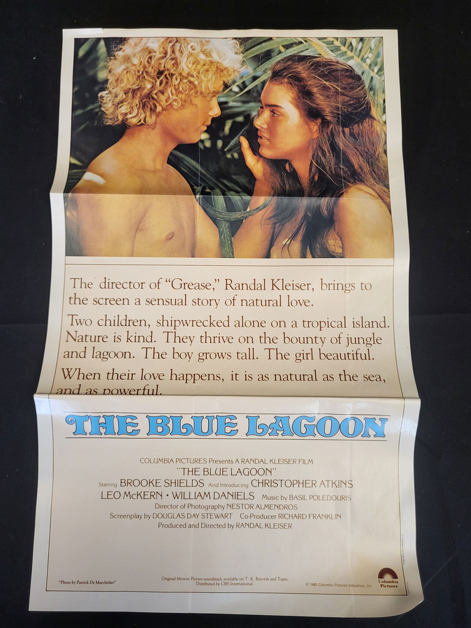 I00354 The Blue Lagoon 1981 Promotional Movie Poster Printed by Topps Chewing Gum Inc: BID PER WHAT YOU SEE IN THE PHOTO, NOT THE AI GENERATED TITLES AND DESCRIPTIONS! A 1981 promotional movie poster for the 1980 film The Blue Lagoon. The poster features a large photographic still of le