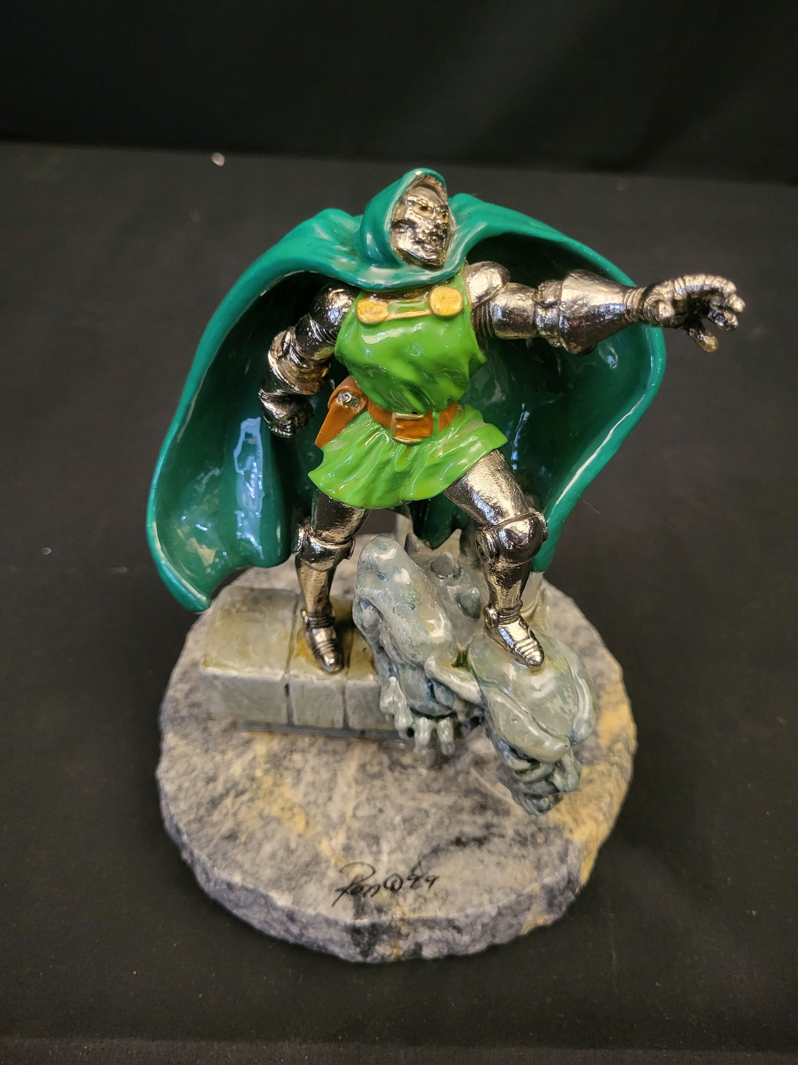 Ron Lee Marvel Universal Studios Doctor Doom Limited Edition Statue: BID PER WHAT YOU SEE IN THE PHOTO, NOT THE AI GENERATED TITLES AND DESCRIPTIONS! A limited edition cast metal figurine of the Marvel Comics character Doctor Doom, produced by Ron Lee for Universal Stu