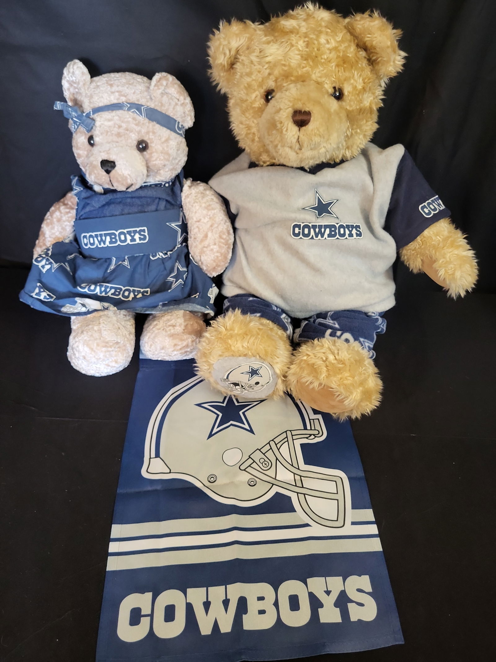 I00922 | Dallas Cowboys Plush Bear Pair and Decorative Garden Flag: BID PER WHAT YOU SEE IN THE PHOTO, NOT THE AI GENERATED TITLES AND DESCRIPTIONS! Dallas Cowboys Plush Bear Pair and Decorative Garden Flag This lot features three pieces of Dallas Cowboys fan memorabi