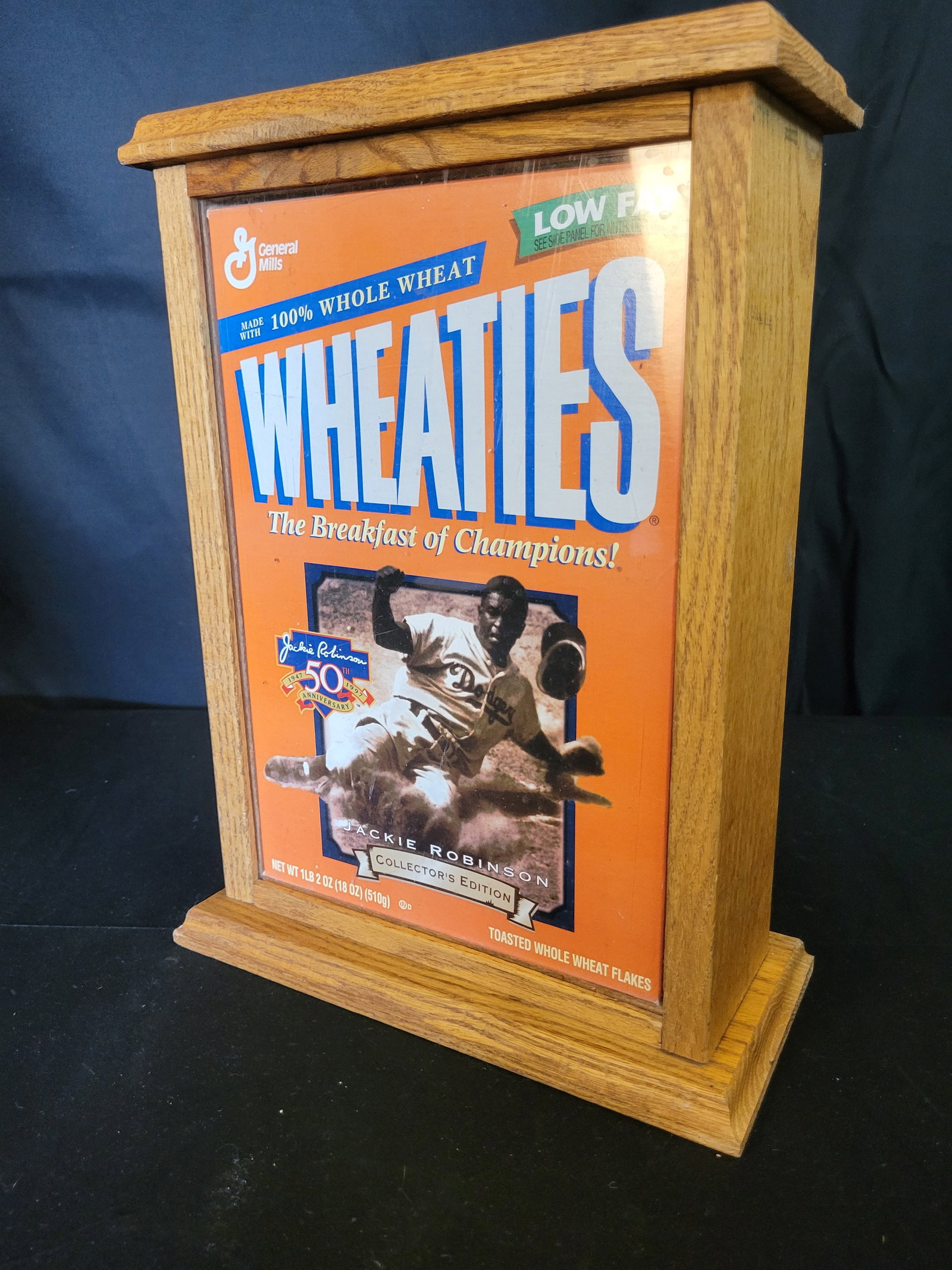 I00631 | 1997 Jackie Robinson 50th Anniversary Collector's Edition Wheaties Cereal Box in Wooden Dis: BID PER WHAT YOU SEE IN THE PHOTO, NOT THE AI GENERATED TITLES AND DESCRIPTIONS! 1997 Jackie Robinson 50th Anniversary Collector's Edition Wheaties Cereal Box in Wooden Display Case This lot features 