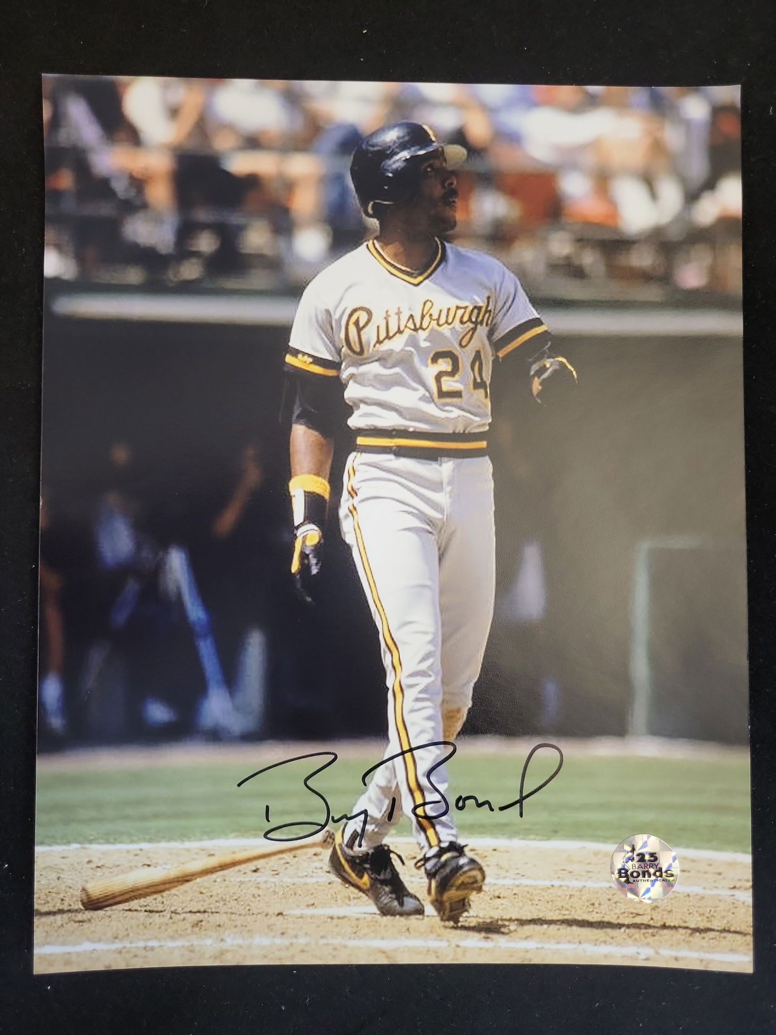 I01237 | Barry Bonds Signed Pittsburgh Pirates 8x10 Photograph, Bonds Authenticated: BID PER WHAT YOU SEE IN THE PHOTO, NOT THE AI GENERATED TITLES AND DESCRIPTIONS! Barry Bonds Signed Pittsburgh Pirates 8x10 Photograph, Bonds Authenticated This professional 8" x 10" color photograph