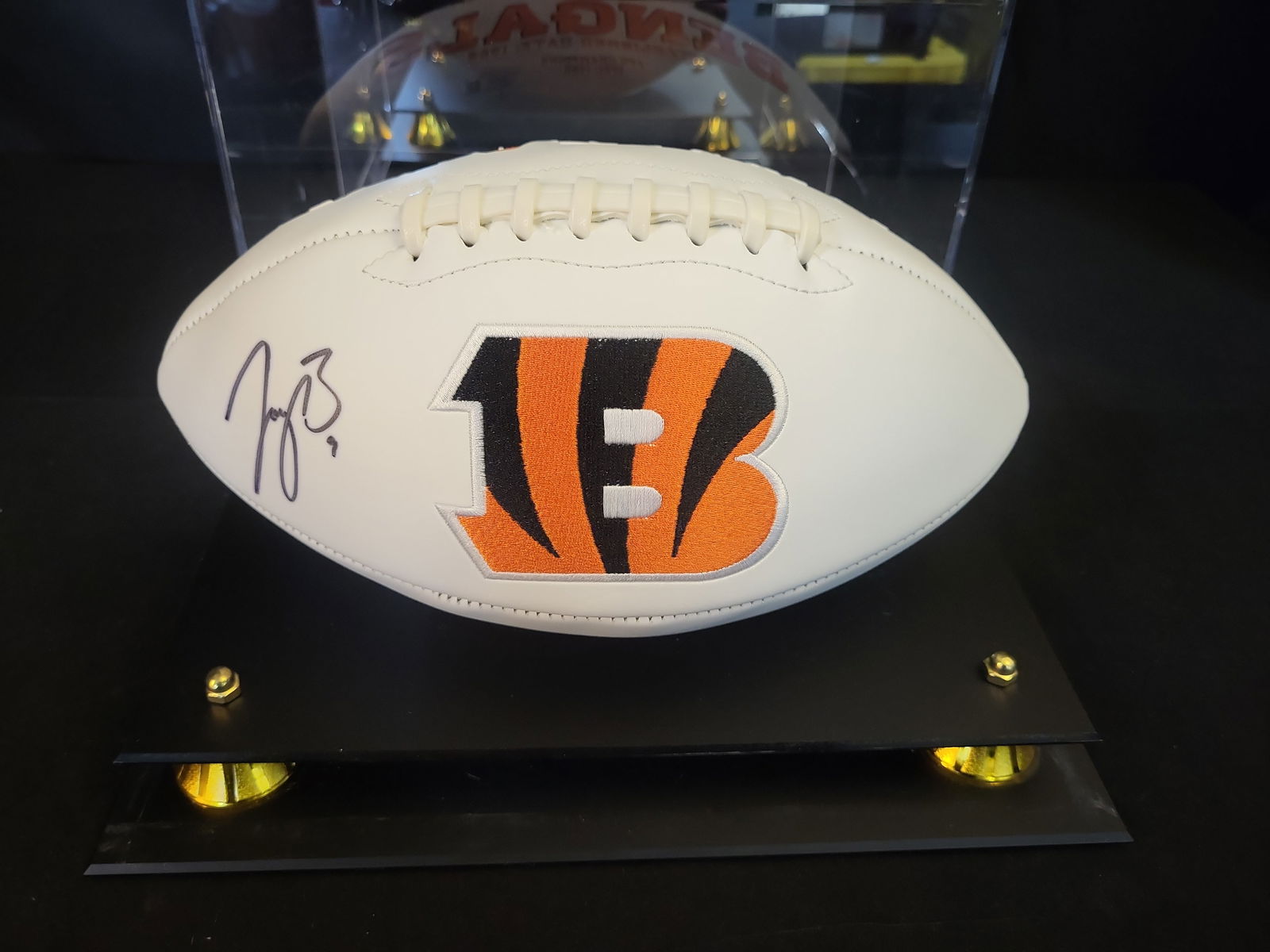 I01001 | Joe Burrow Signed Cincinnati Bengals Fanatics Authentic White Panel Football: BID PER WHAT YOU SEE IN THE PHOTO, NOT THE AI GENERATED TITLES AND DESCRIPTIONS! Joe Burrow Signed Cincinnati Bengals Fanatics Authentic White Panel Football This is a professionally authenticated Joe