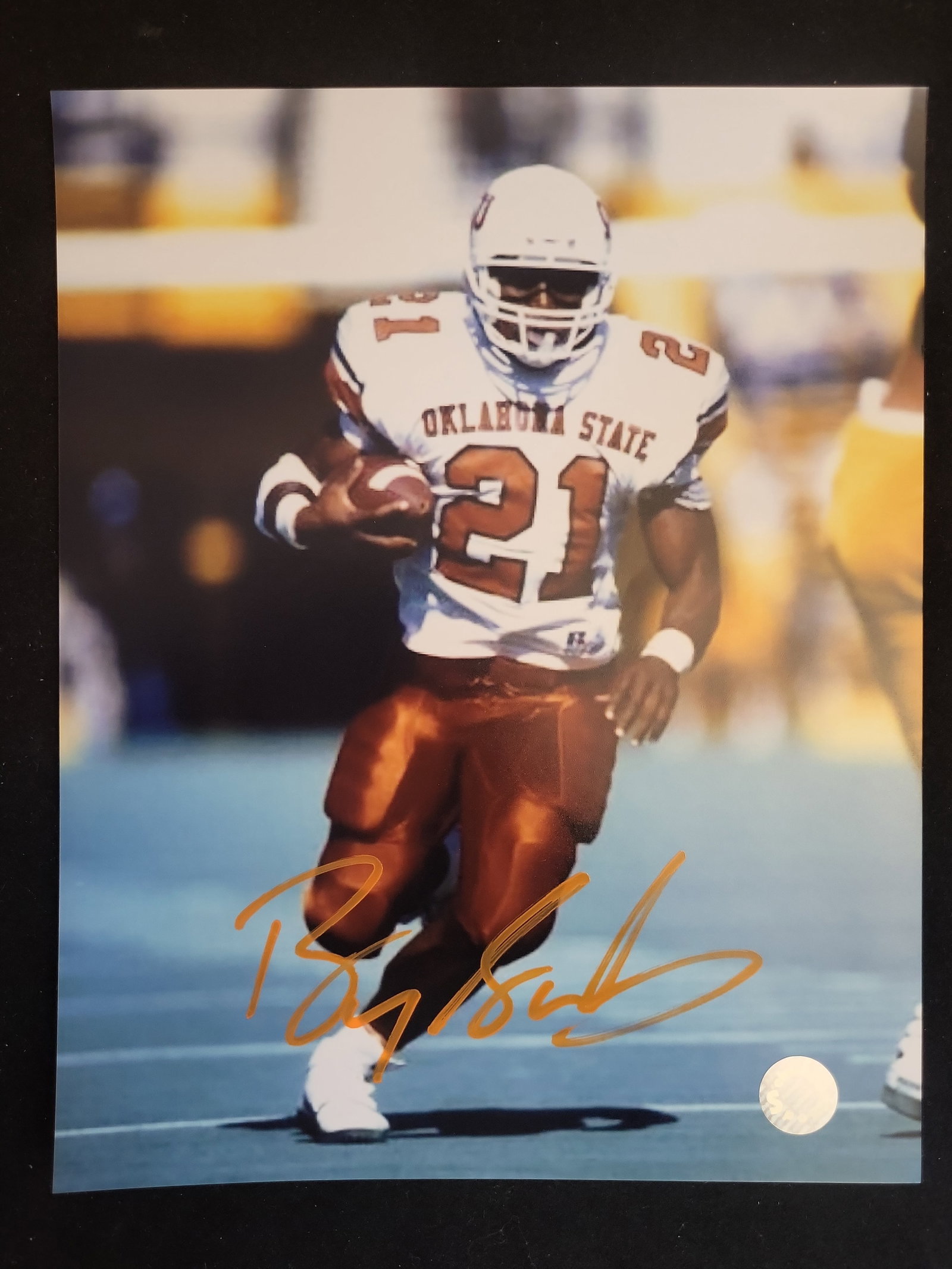 I01228 | Barry Sanders Autographed Oklahoma State Cowboys 8x10 Photograph, Schwartz Sports Authentic: BID PER WHAT YOU SEE IN THE PHOTO, NOT THE AI GENERATED TITLES AND DESCRIPTIONS! Barry Sanders Autographed Oklahoma State Cowboys 8x10 Photograph, Schwartz Sports Authenticated This professional aucti