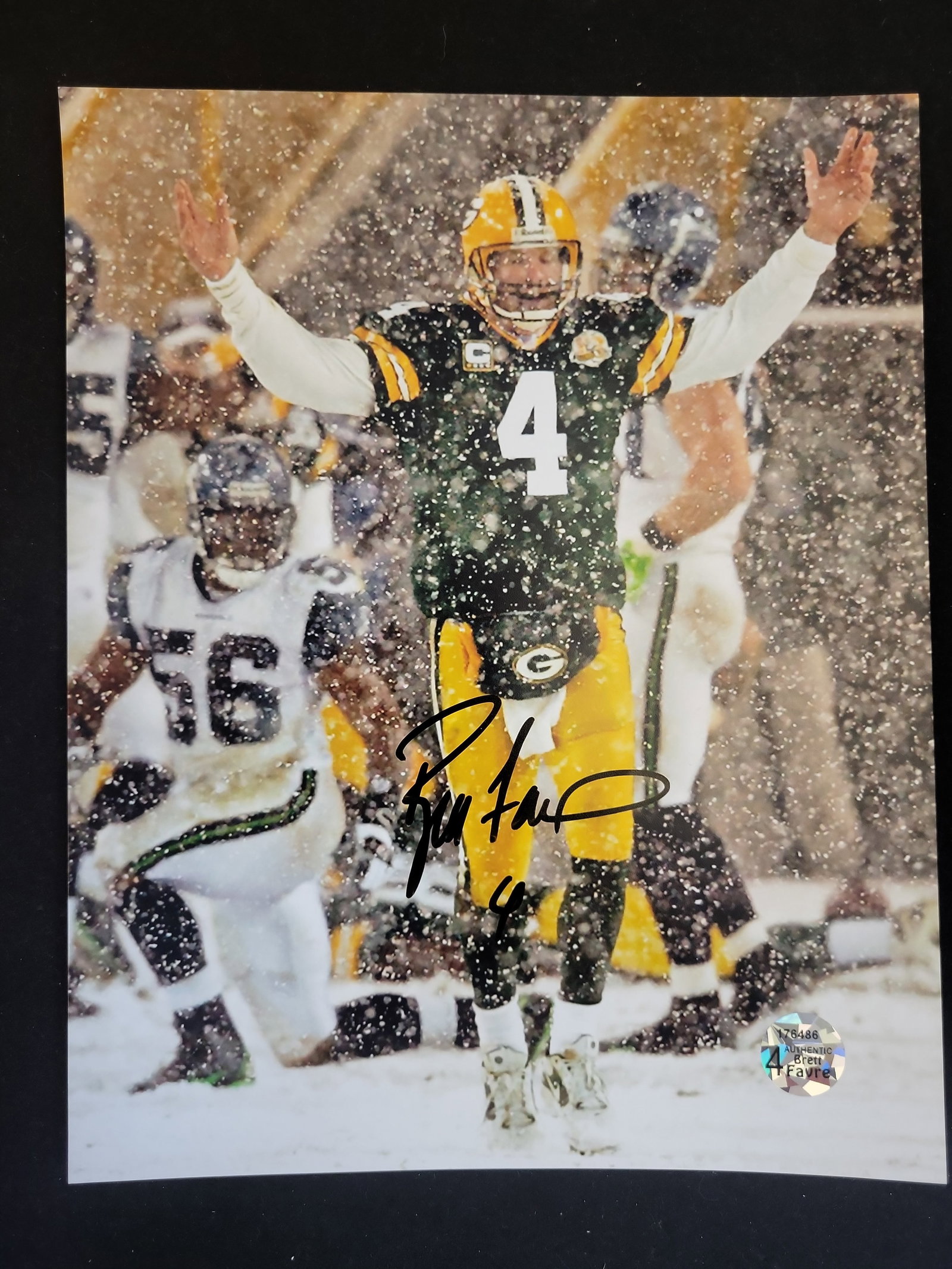 I01236 | Brett Favre Autographed 2007 NFC Divisional Playoff Snow Game Photograph, Brett Favre 4 Aut: BID PER WHAT YOU SEE IN THE PHOTO, NOT THE AI GENERATED TITLES AND DESCRIPTIONS! Brett Favre Autographed 2007 NFC Divisional Playoff Snow Game Photograph, Brett Favre 4 Authentic This professional col