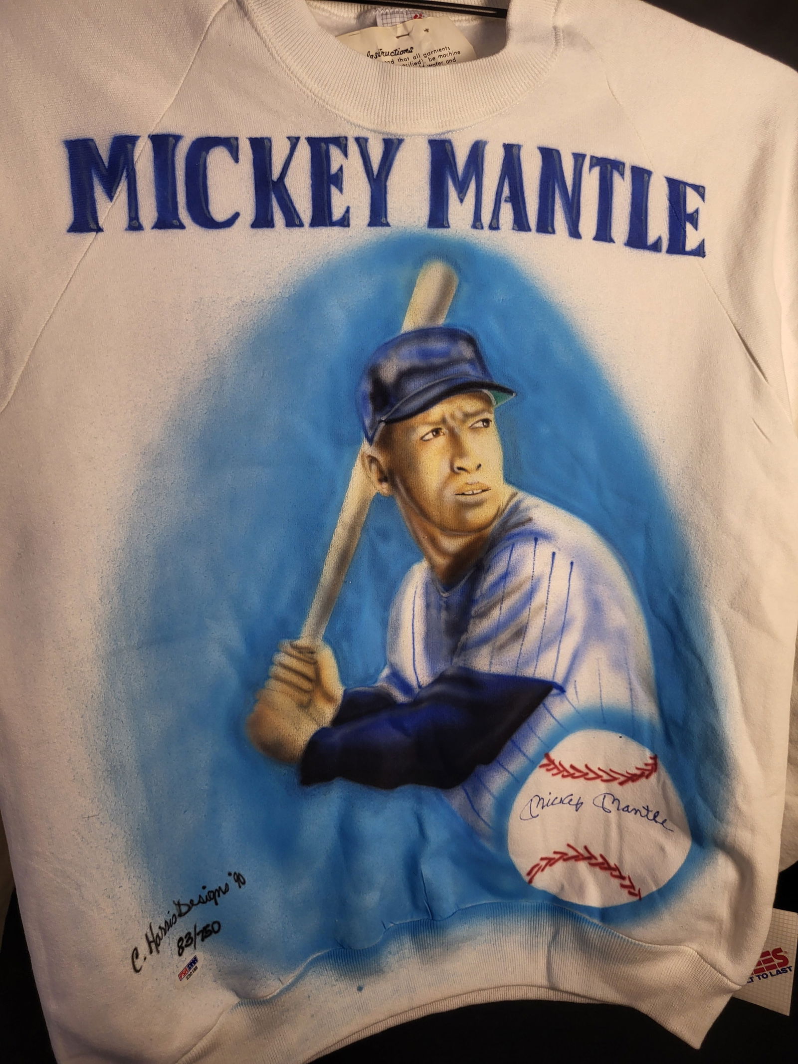 I00577 | Mickey Mantle Autographed Limited Edition Airbrushed Sweatshirt with PSA/DNA LOA: BID PER WHAT YOU SEE IN THE PHOTO, NOT THE AI GENERATED TITLES AND DESCRIPTIONS! Mickey Mantle Autographed Limited Edition Airbrushed Sweatshirt with PSA/DNA LOA This white commemorative sweatshirt fe