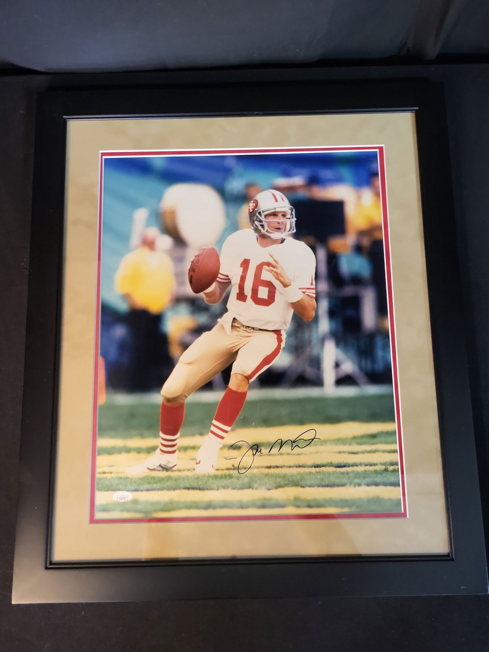 I01023 | Joe Montana Signed San Francisco 49ers Framed 16x20, JSA Authenticated: BID PER WHAT YOU SEE IN THE PHOTO, NOT THE AI GENERATED TITLES AND DESCRIPTIONS! Joe Montana Signed San Francisco 49ers Framed 16x20, JSA Authenticated This lot features a professionally framed action
