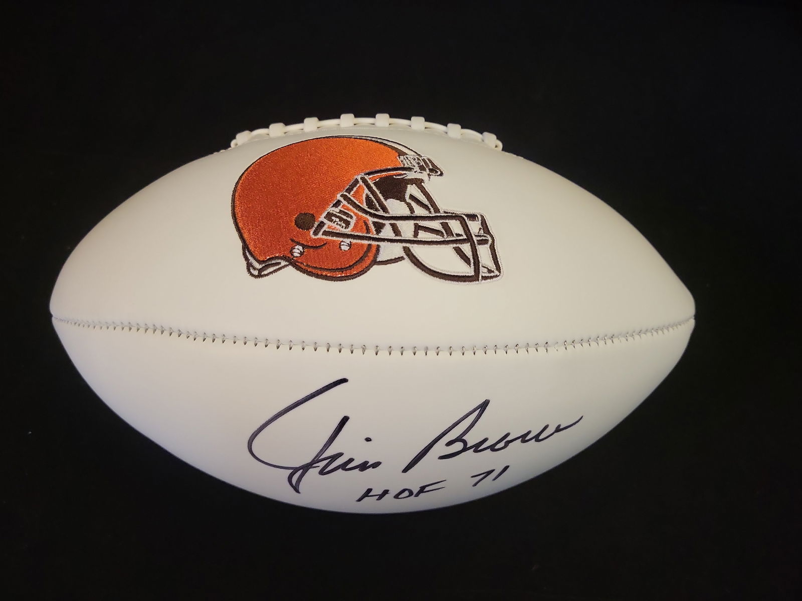 I01014 | Jim Brown, Autographed Cleveland Browns White Panel Logo Football, Schwartz Sports Authenti: BID PER WHAT YOU SEE IN THE PHOTO, NOT THE AI GENERATED TITLES AND DESCRIPTIONS! Jim Brown, Autographed Cleveland Browns White Panel Logo Football, Schwartz Sports Authenticated This commemorative Cle