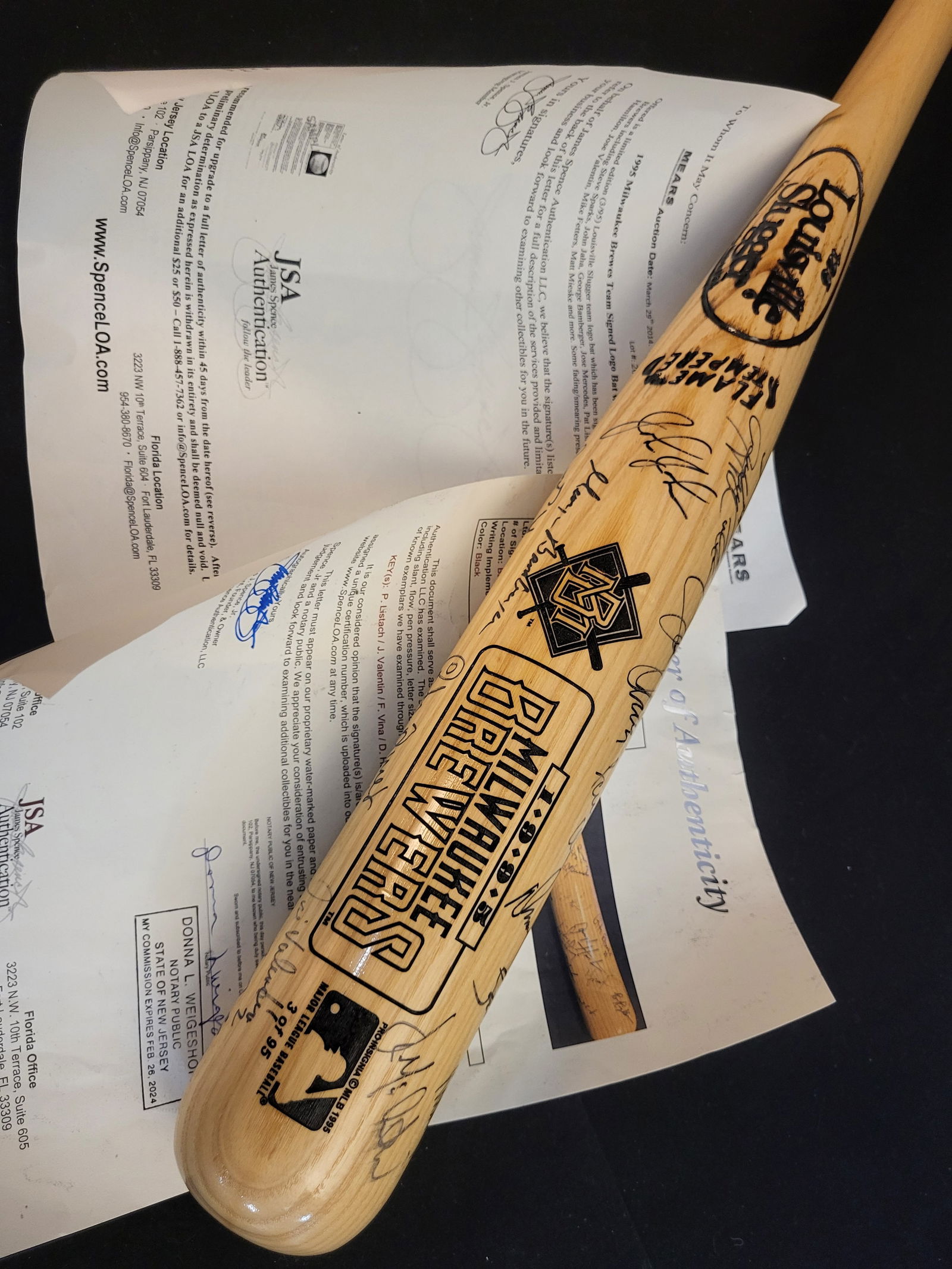 I00599 | 1995 Milwaukee Brewers Team-Signed Limited Edition Louisville Slugger Baseball Bat: BID PER WHAT YOU SEE IN THE PHOTO, NOT THE AI GENERATED TITLES AND DESCRIPTIONS! 1995 Milwaukee Brewers Team-Signed Limited Edition Louisville Slugger Baseball Bat A full-size natural wood baseball ba