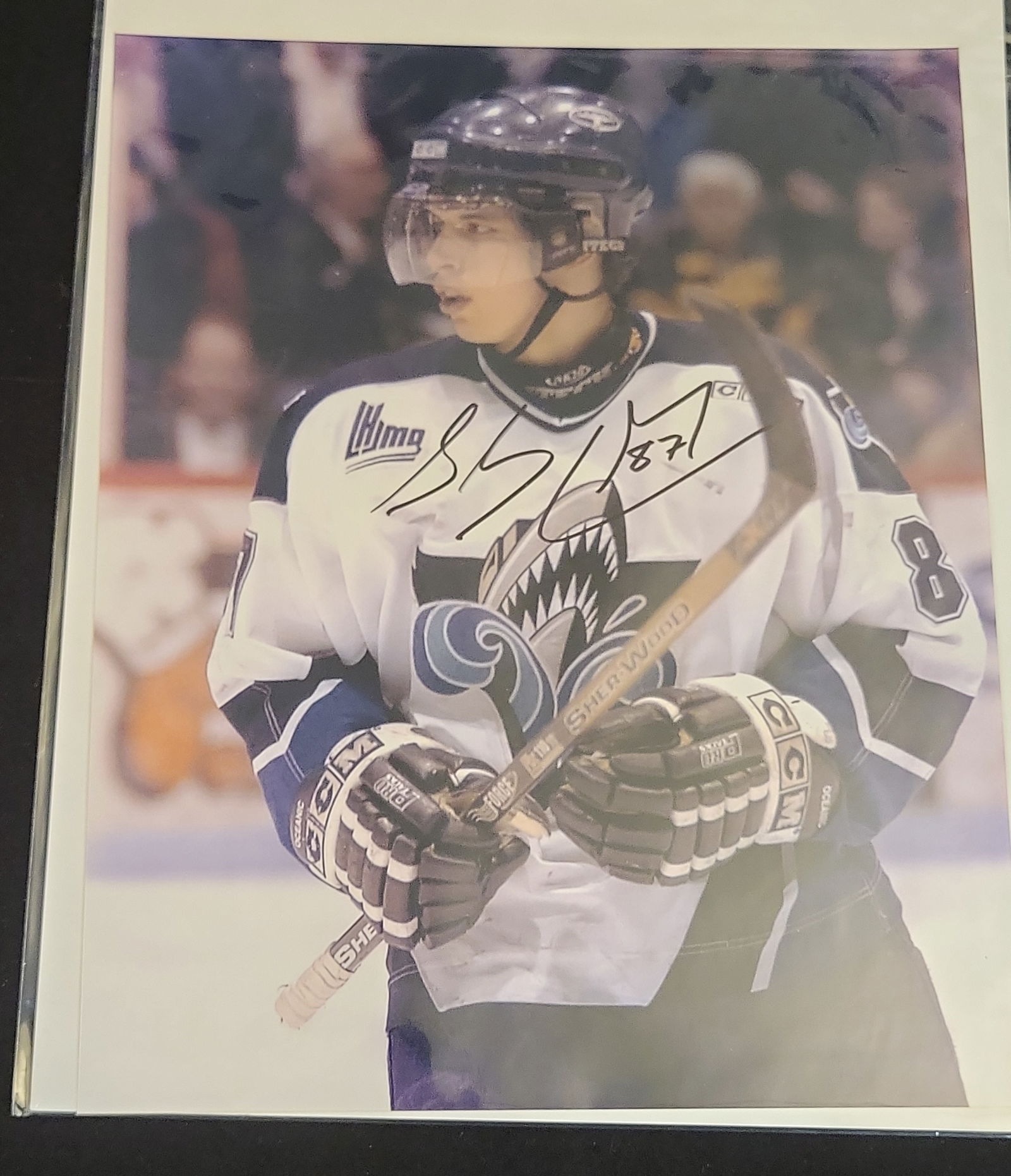 I00916 | Sidney Crosby, Autographed Photograph, Unauthenticated: BID PER WHAT YOU SEE IN THE PHOTO, NOT THE AI GENERATED TITLES AND DESCRIPTIONS! Sidney Crosby, Autographed Photograph, Unauthenticated This color photograph depicts Sidney Crosby during his junior ho