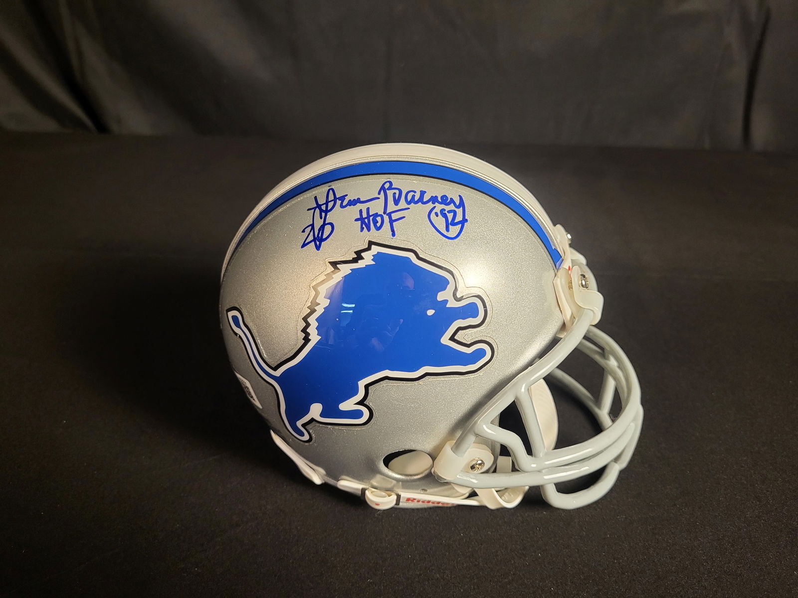 I00561 | Three Pieces of Autographed Detroit Lions Memorabilia Including Riddell Mini Helmets: BID PER WHAT YOU SEE IN THE PHOTO, NOT THE AI GENERATED TITLES AND DESCRIPTIONS! Three Pieces of Autographed Detroit Lions Memorabilia Including Riddell Mini Helmets A trio of Detroit Lions sports mem