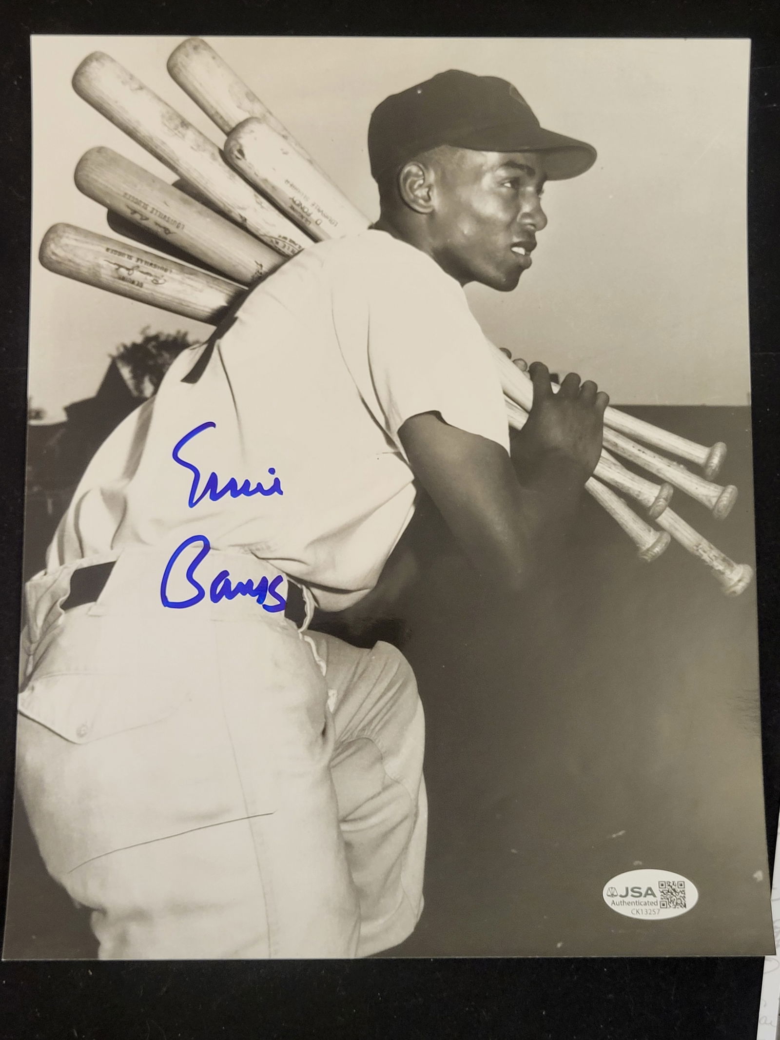 I00786 | Ernie Banks Autographed Black and White Photograph with JSA Certification: BID PER WHAT YOU SEE IN THE PHOTO, NOT THE AI GENERATED TITLES AND DESCRIPTIONS! Ernie Banks Autographed Black and White Photograph with JSA Certification An autographed black and white photograph of
