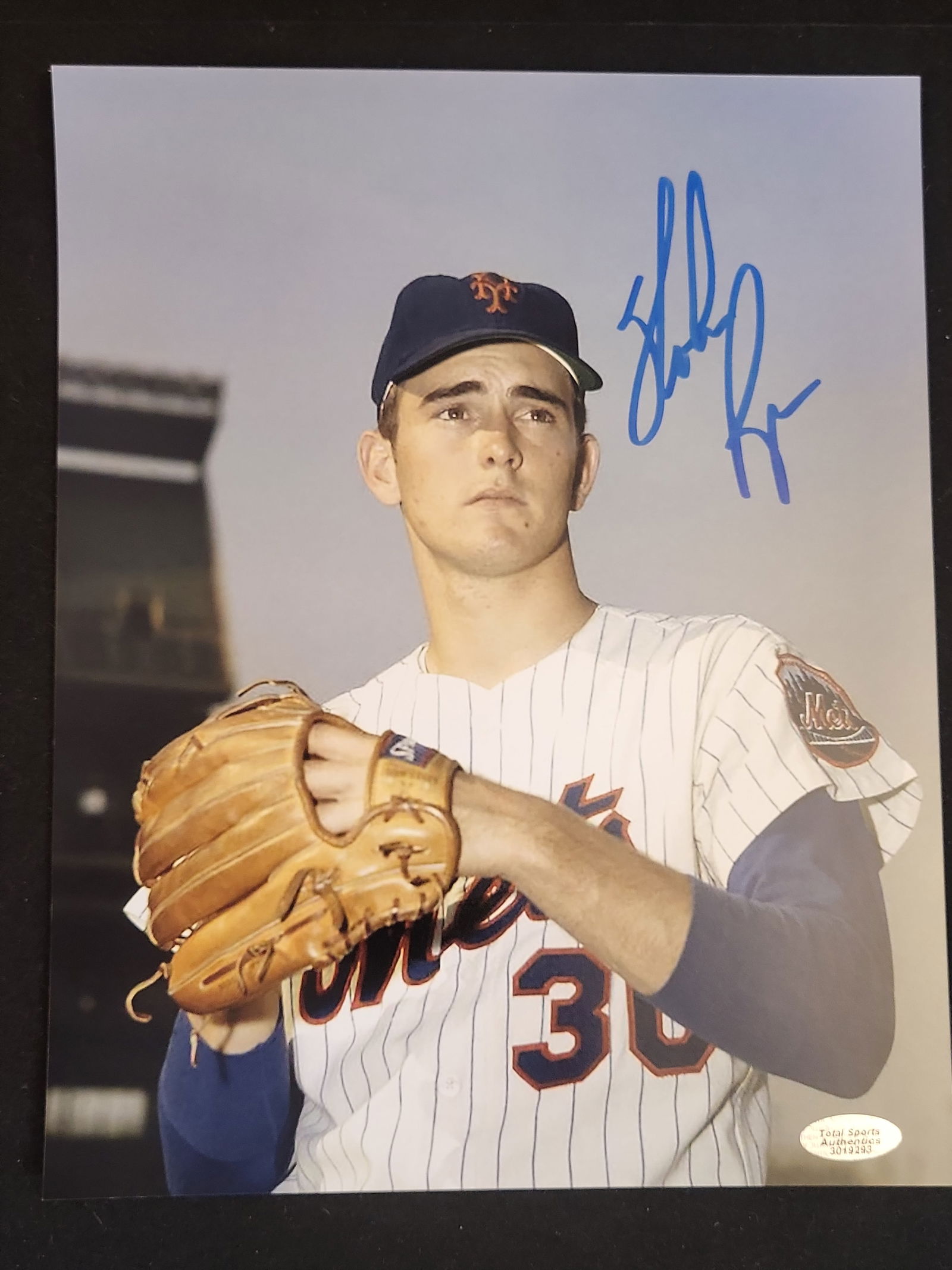 I01232 | Nolan Ryan Autographed New York Mets Color Photograph with Total Sports Authentics COA: BID PER WHAT YOU SEE IN THE PHOTO, NOT THE AI GENERATED TITLES AND DESCRIPTIONS! Nolan Ryan Autographed New York Mets Color Photograph with Total Sports Authentics COA This professional auction lot fe
