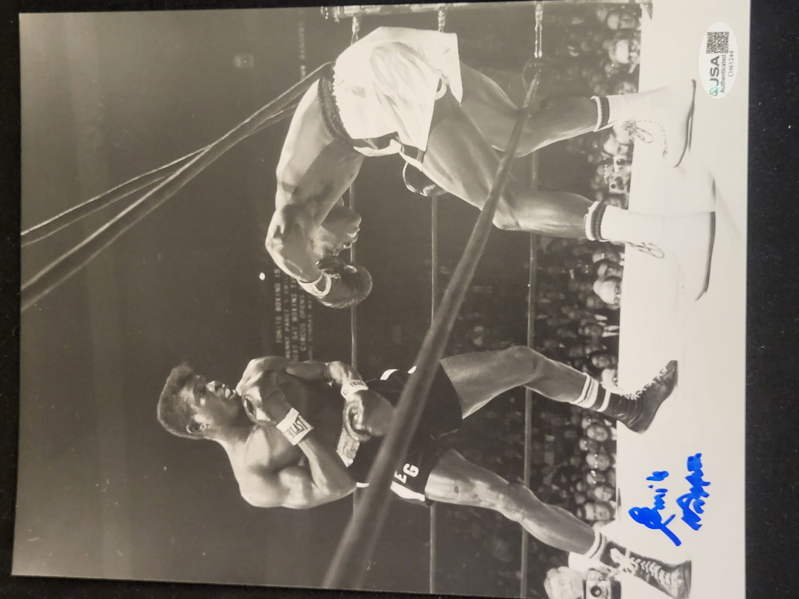 I00745 | Emile Griffith Signed 16x20 Boxing Photograph with JSA Authentication (1 of 9)