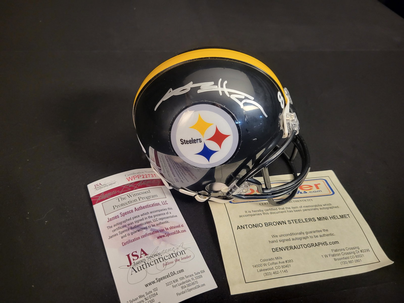 I00565 | Antonio Brown Autographed Pittsburgh Steelers Mini Helmet JSA: BID PER WHAT YOU SEE IN THE PHOTO, NOT THE AI GENERATED TITLES AND DESCRIPTIONS! Antonio Brown Autographed Pittsburgh Steelers Mini Helmet JSA This autographed Pittsburgh Steelers mini football helmet
