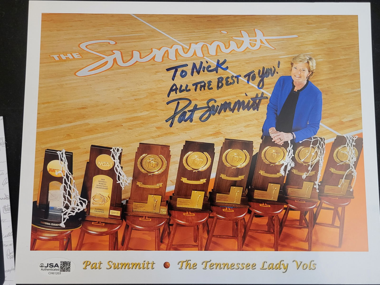 I00781 | Pat Summitt Autographed Color Photograph with JSA Authentication: BID PER WHAT YOU SEE IN THE PHOTO, NOT THE AI GENERATED TITLES AND DESCRIPTIONS! Pat Summitt Autographed Color Photograph with JSA Authentication This lot features a color photograph of Pat Summitt, t
