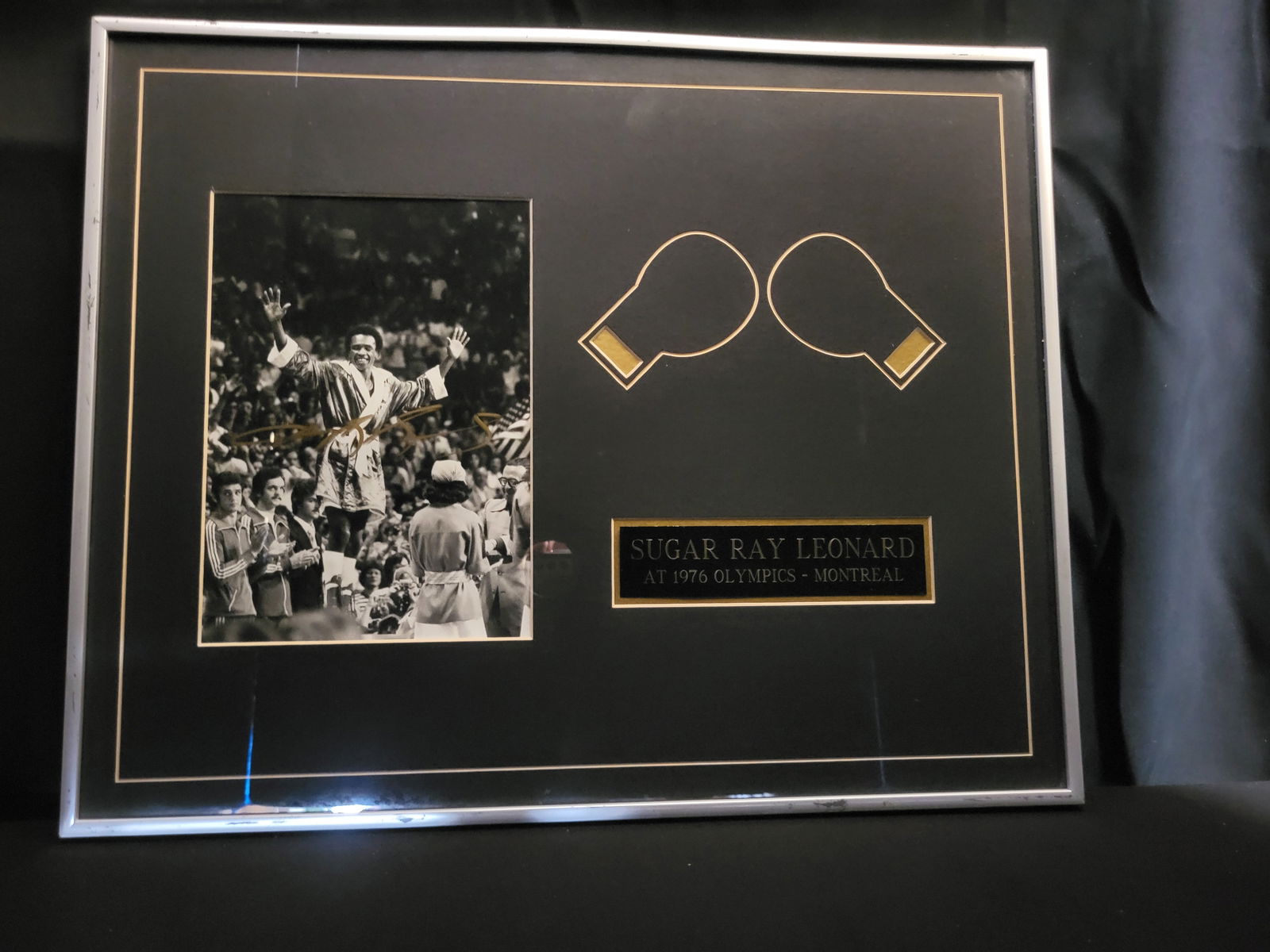 I00630 | Framed Sugar Ray Leonard Signed 1976 Montreal Olympics Photograph: BID PER WHAT YOU SEE IN THE PHOTO, NOT THE AI GENERATED TITLES AND DESCRIPTIONS! Framed Sugar Ray Leonard Signed 1976 Montreal Olympics Photograph This framed sports memorabilia display features a sig