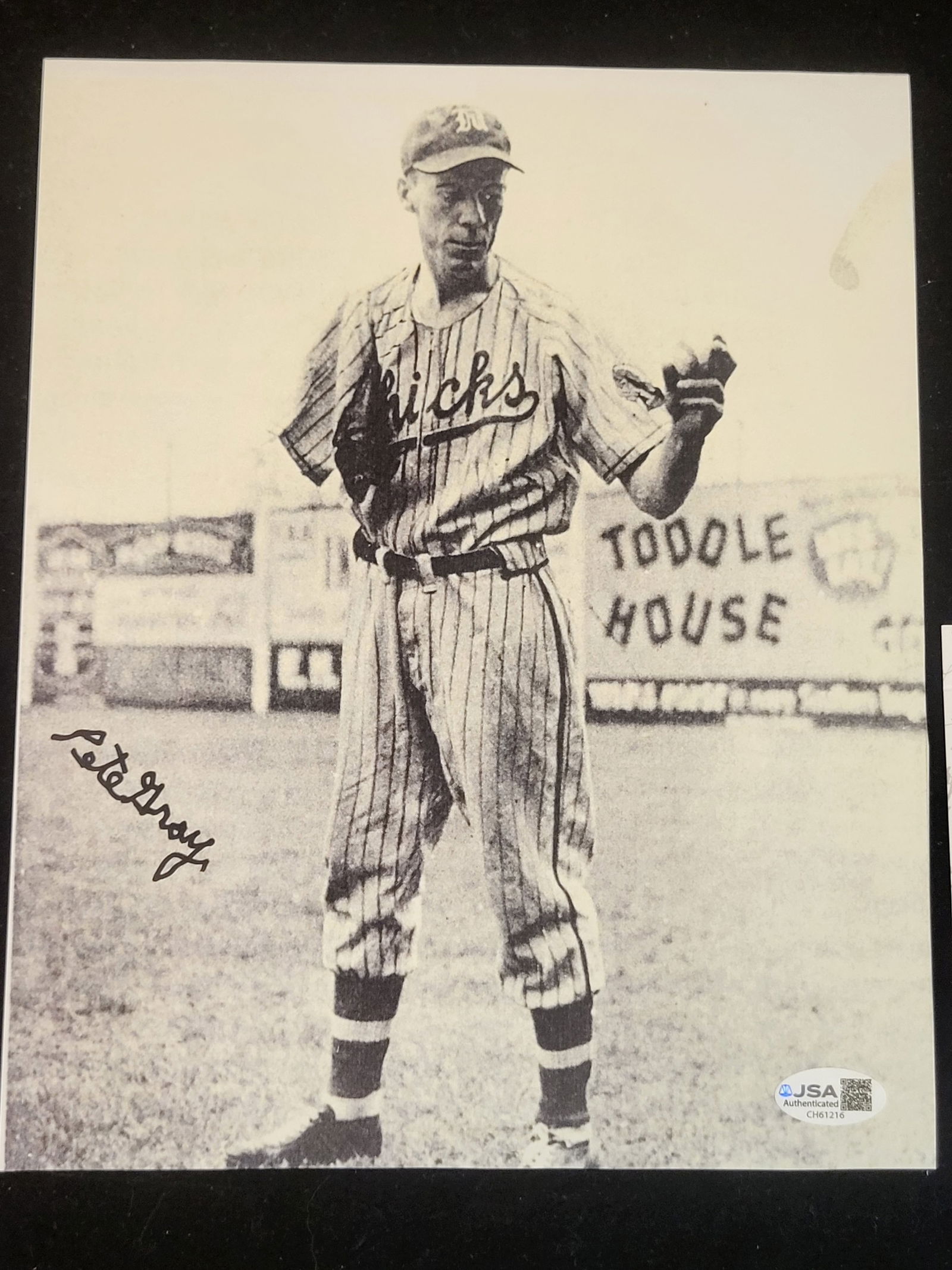 I00759 | Pete Gray Signed Memphis Chicks Baseball Photograph: BID PER WHAT YOU SEE IN THE PHOTO, NOT THE AI GENERATED TITLES AND DESCRIPTIONS! Pete Gray Signed Memphis Chicks Baseball PhotographThis lot consists of an autographed black and white photograph of pr