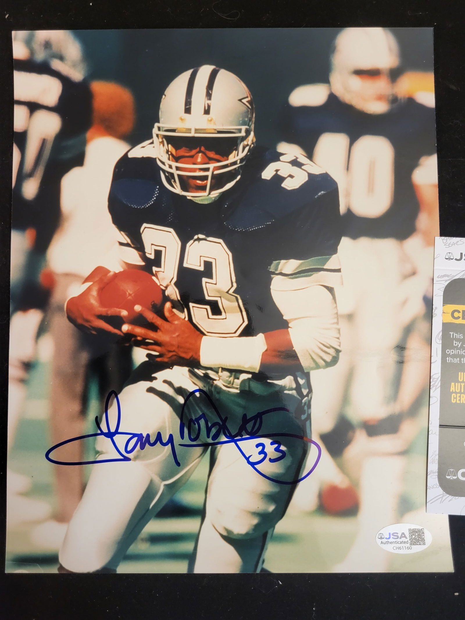 I00686 | Tony Dorsett Signed Dallas Cowboys 8x10 Photograph with JSA Authentication: BID PER WHAT YOU SEE IN THE PHOTO, NOT THE AI GENERATED TITLES AND DESCRIPTIONS! Tony Dorsett Signed Dallas Cowboys 8x10 Photograph with JSA AuthenticationThis color action photograph depicts Pro Foot