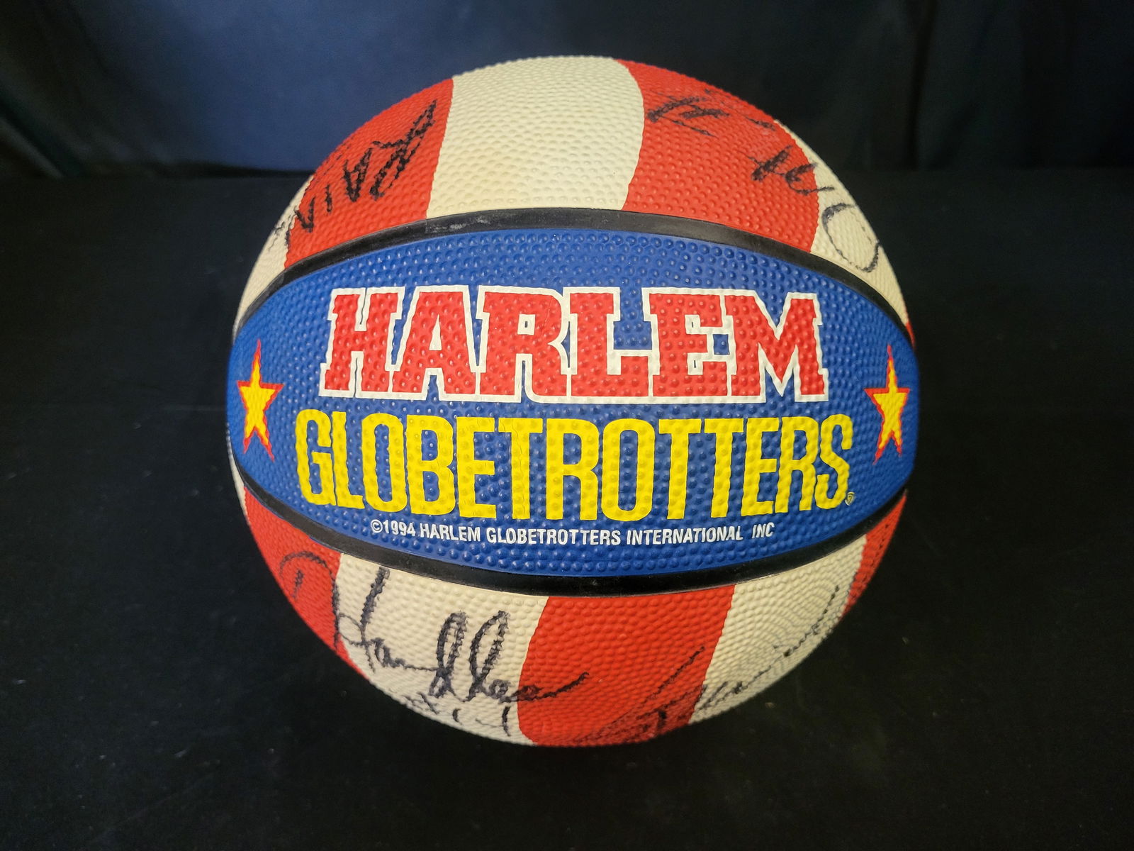 I00638 | Harlem Globetrotters Multi-Signed Souvenir Basketball by Baden: BID PER WHAT YOU SEE IN THE PHOTO, NOT THE AI GENERATED TITLES AND DESCRIPTIONS! Harlem Globetrotters Multi-Signed Souvenir Basketball by Baden A Harlem Globetrotters souvenir basketball manufactured