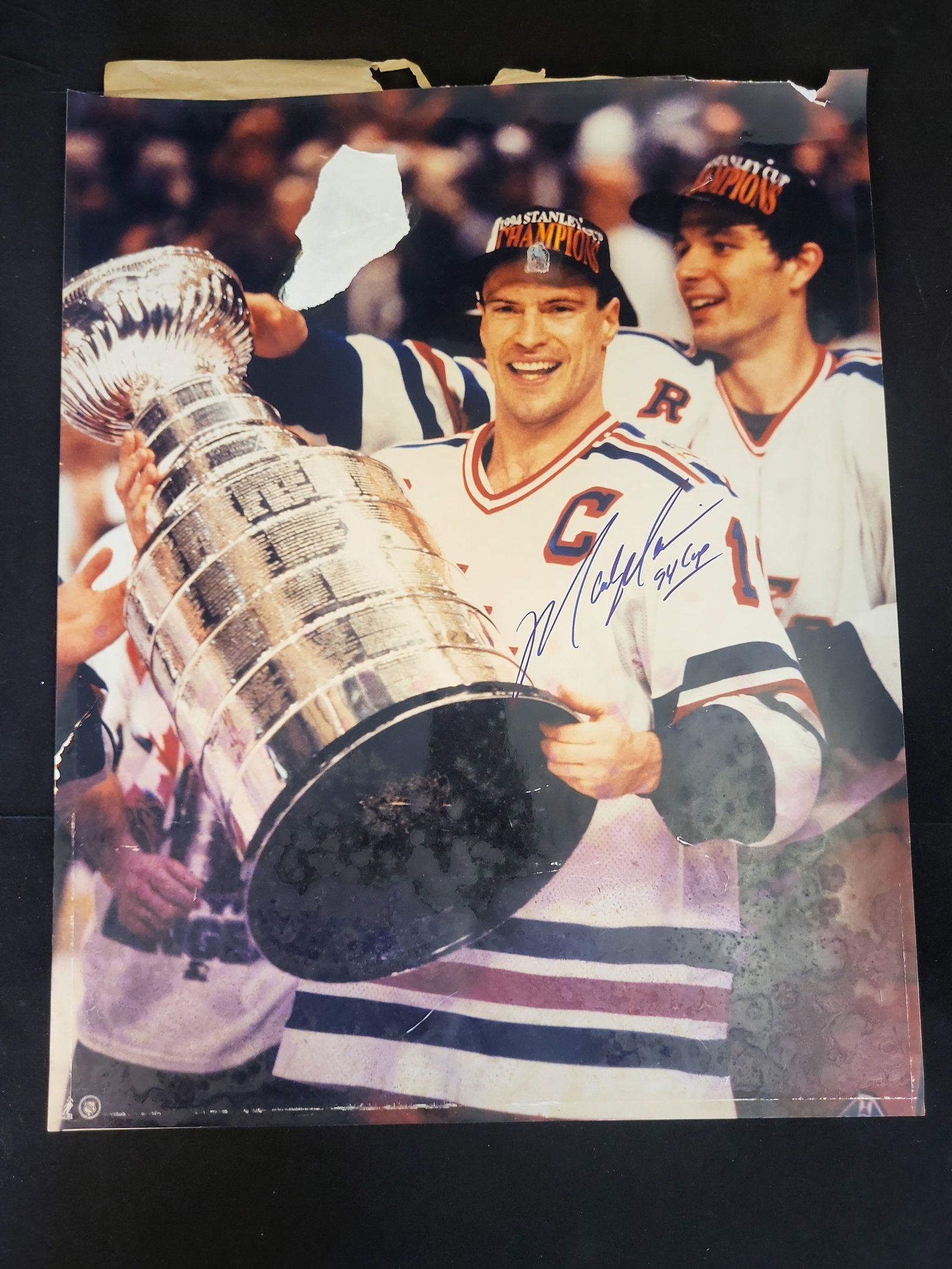 I00890 | Mark Messier Autographed 1994 Stanley Cup Celebration Photograph, New York Rangers: BID PER WHAT YOU SEE IN THE PHOTO, NOT THE AI GENERATED TITLES AND DESCRIPTIONS! Mark Messier Autographed 1994 Stanley Cup Celebration Photograph, New York Rangers This color photograph captures New Y
