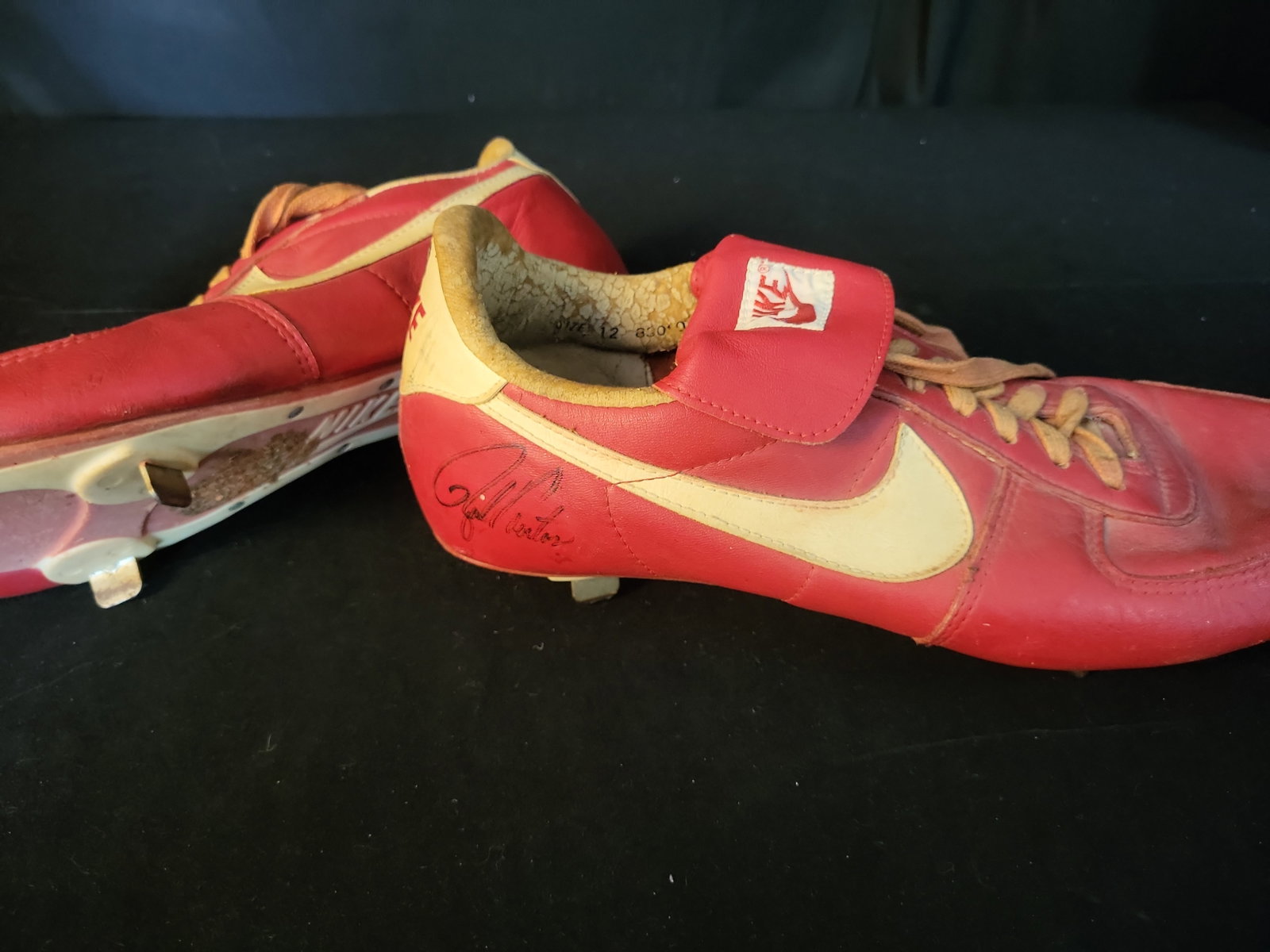 I00982 | Ricky Horton Signed Game-Worn Nike Baseball Cleats, JSA Authenticated: BID PER WHAT YOU SEE IN THE PHOTO, NOT THE AI GENERATED TITLES AND DESCRIPTIONS! Ricky Horton Signed Game-Worn Nike Baseball Cleats, JSA Authenticated This lot features a pair of vintage Nike metal-sp