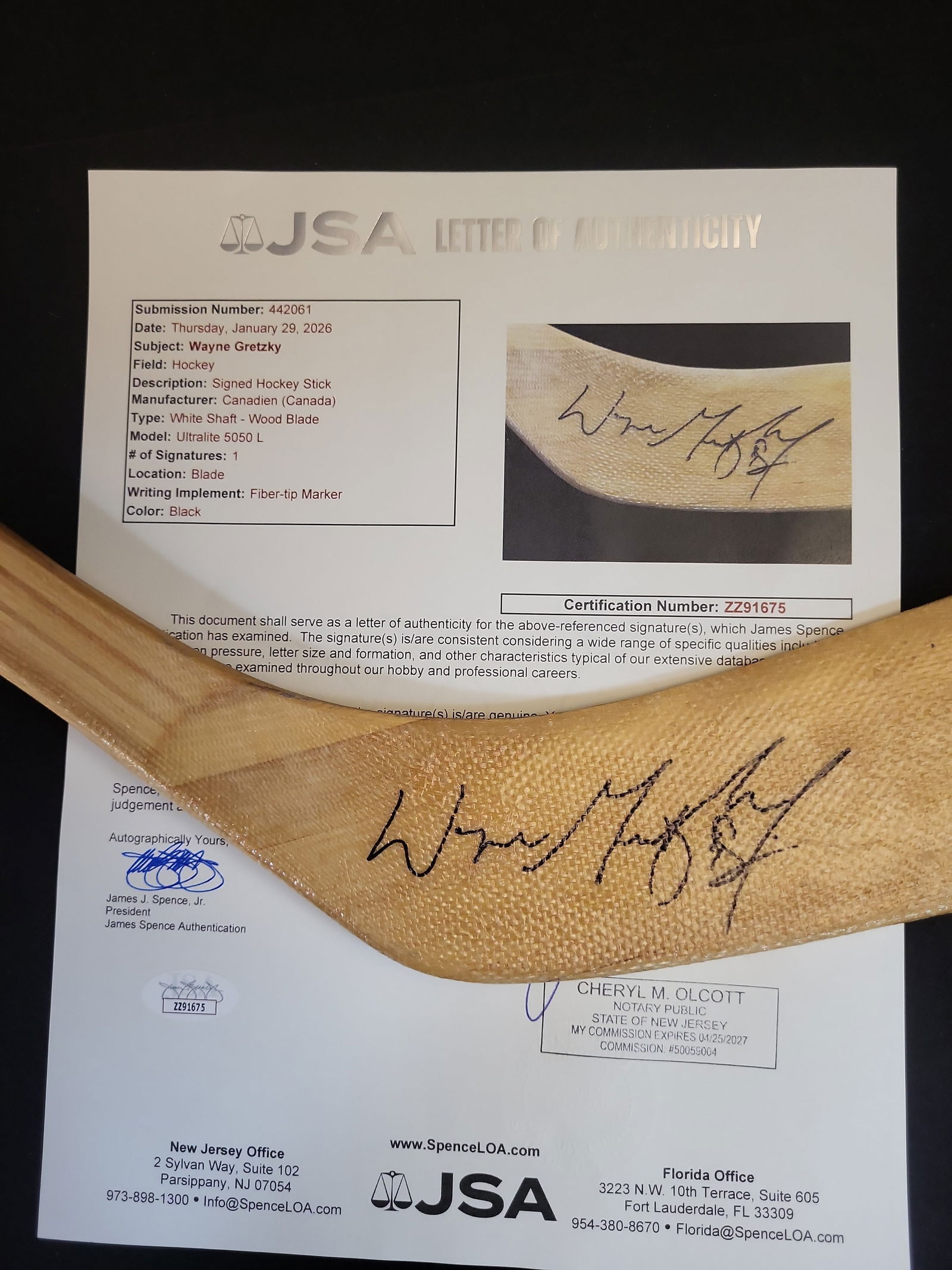 I00887 | Wayne Gretzky Autographed Canadien Ultralite 5050 L Hockey Stick (JSA LOA): BID PER WHAT YOU SEE IN THE PHOTO, NOT THE AI GENERATED TITLES AND DESCRIPTIONS! Wayne Gretzky Autographed Canadien Ultralite 5050 L Hockey Stick (JSA LOA) This professional-grade hockey stick is hand