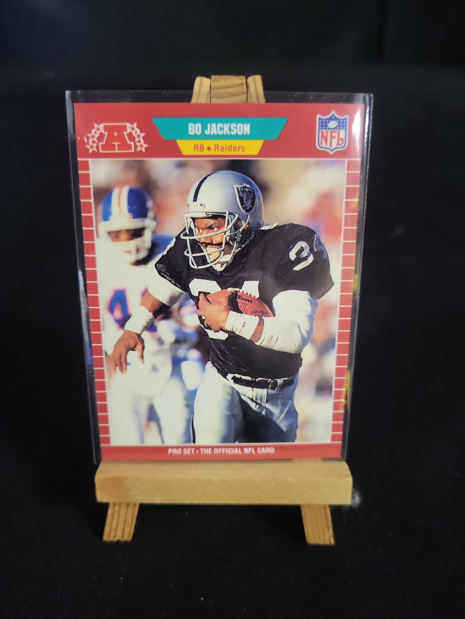 I01107 | 1989 Pro Set Bo Jackson Los Angeles Raiders #185 Base Card: BID PER WHAT YOU SEE IN THE PHOTO, NOT THE AI GENERATED TITLES AND DESCRIPTIONS! 1989 Pro Set Bo Jackson Los Angeles Raiders #185 Base CardBrand: Pro Set. Year: 1989. Set: 1989 Pro Set Football. Card