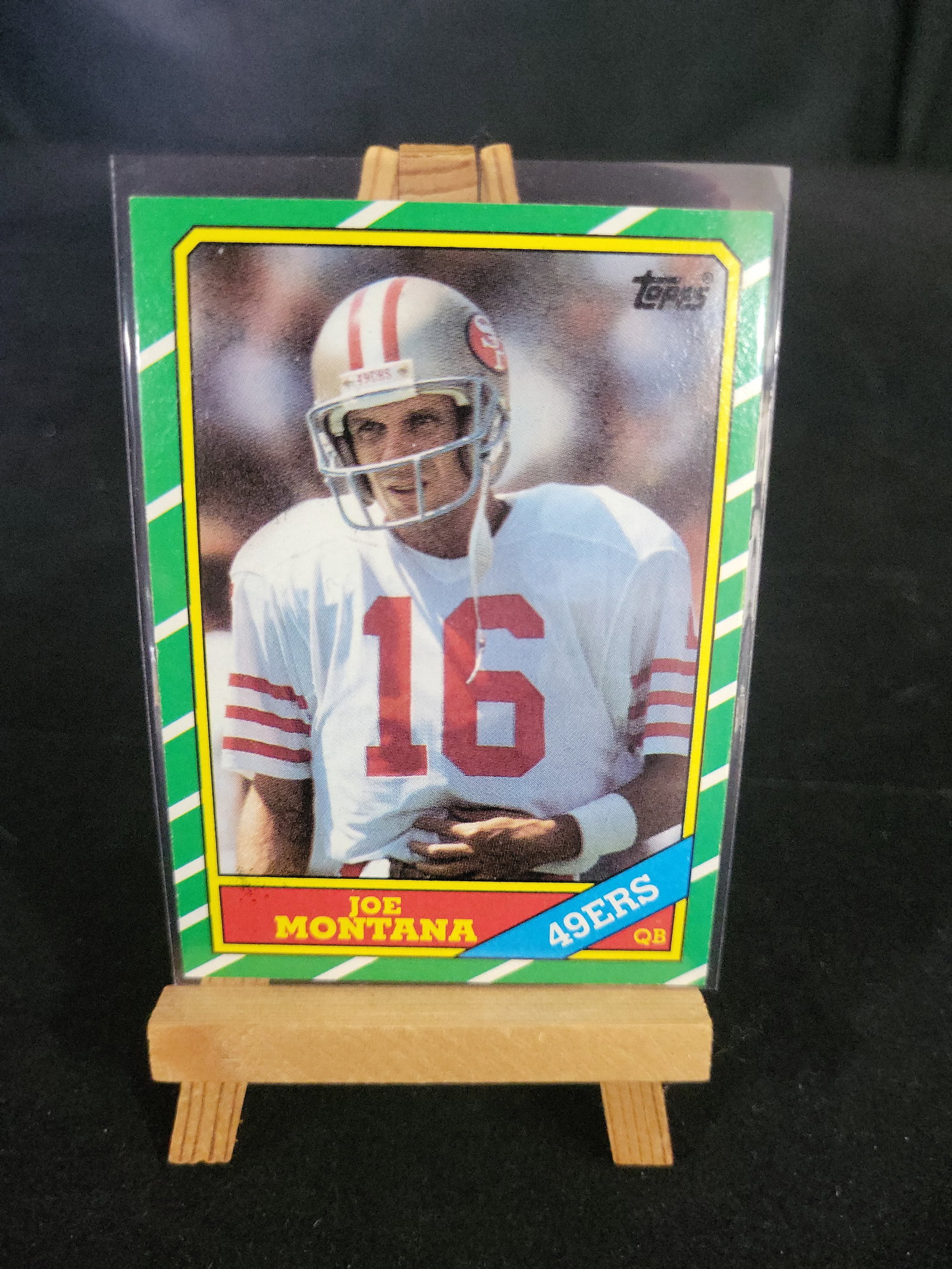 I01126 | 1986 Topps Joe Montana #156 Base Card: BID PER WHAT YOU SEE IN THE PHOTO, NOT THE AI GENERATED TITLES AND DESCRIPTIONS! 1986 Topps Joe Montana #156 Base Card Brand: Topps. Year: 1986. Set: 1986 Topps Football. Card Number: 156. Player: Joe