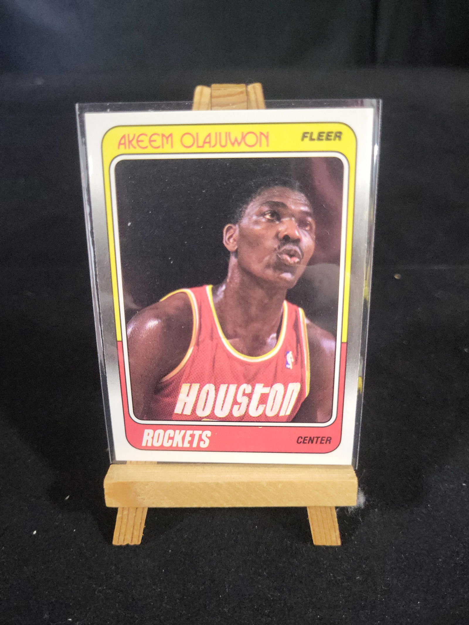 I01119 | 1988-89 Fleer Basketball Akeem Olajuwon #53 Houston Rockets: BID PER WHAT YOU SEE IN THE PHOTO, NOT THE AI GENERATED TITLES AND DESCRIPTIONS! 1988-89 Fleer Basketball Akeem Olajuwon #53 Houston Rockets This is a 1988-89 Fleer Basketball base card featuring Hous