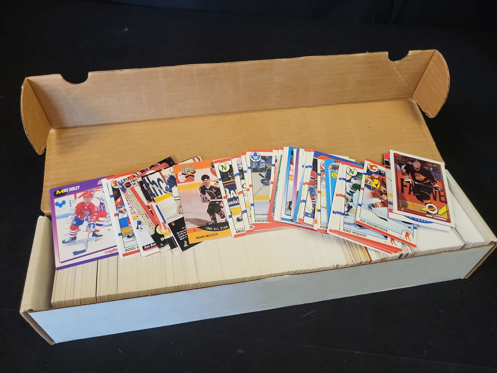 I01093 | 1980s-1990s Topps, Score, and Upper Deck Hockey Trading Card Bulk Lot (1 of 4)
