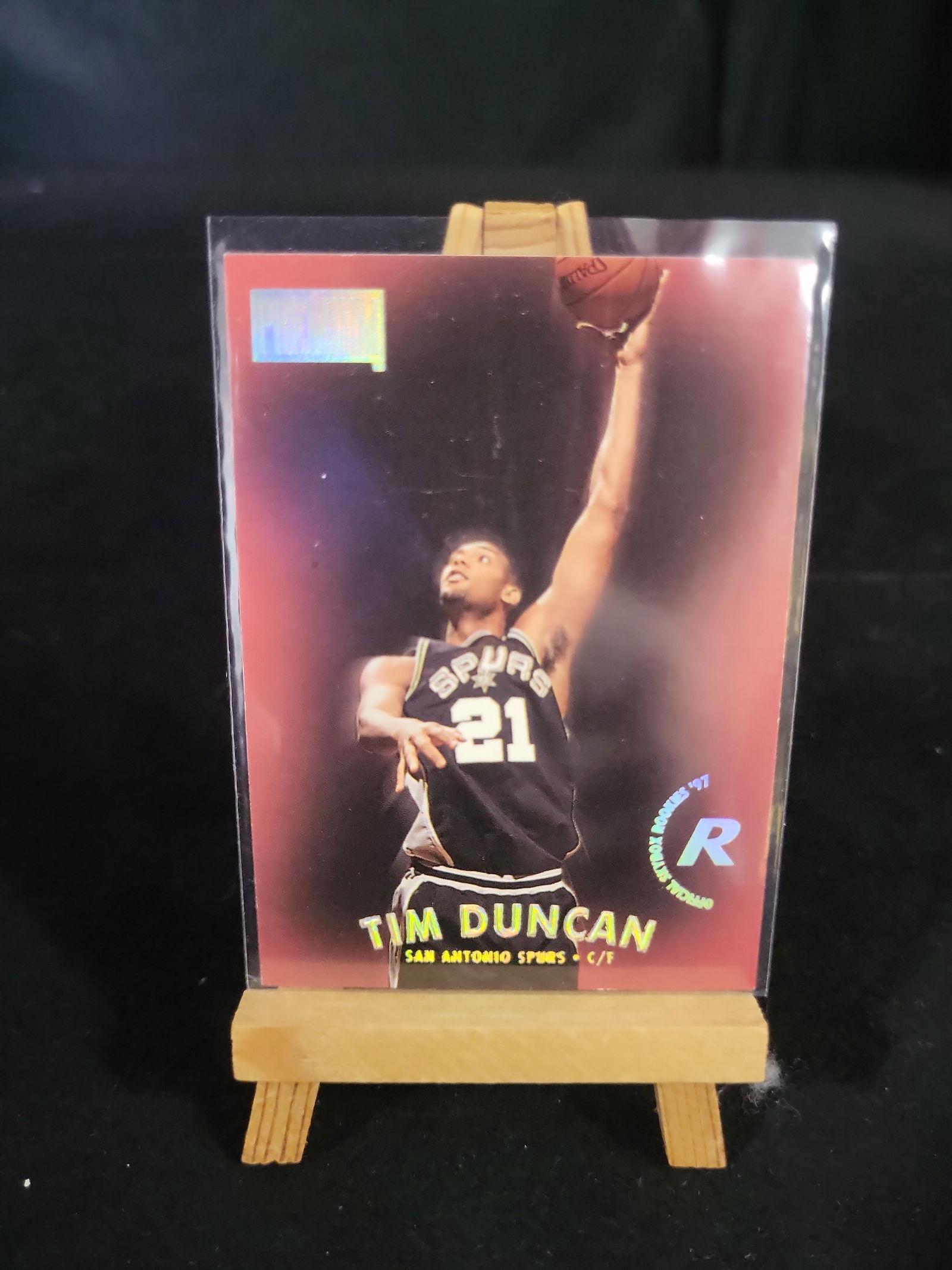 I01115 | 1997-98 SkyBox Premium Tim Duncan Rookie Card #112 Ungraded: BID PER WHAT YOU SEE IN THE PHOTO, NOT THE AI GENERATED TITLES AND DESCRIPTIONS! 1997-98 SkyBox Premium Tim Duncan Rookie Card #112 UngradedBrand: SkyBox Premium. Year: 1997-98. Set: SkyBox Premium Ba