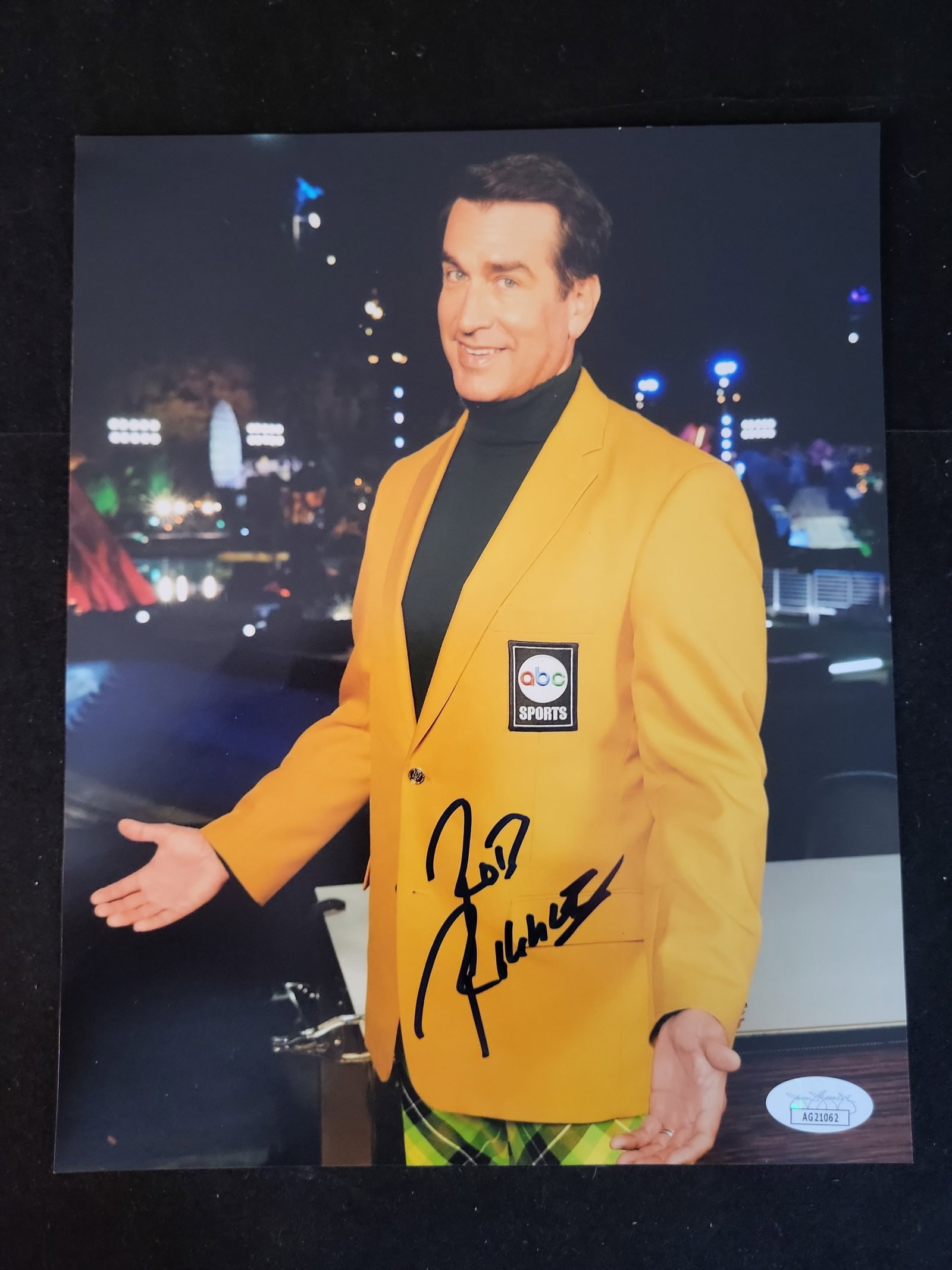 I00963 | Rob Riggle Autographed ABC Sports 8x10 Photograph JSA Witnessed AG21062: BID PER WHAT YOU SEE IN THE PHOTO, NOT THE AI GENERATED TITLES AND DESCRIPTIONS! Rob Riggle Autographed ABC Sports 8x10 Photograph JSA Witnessed AG21062 This professional color photograph features the