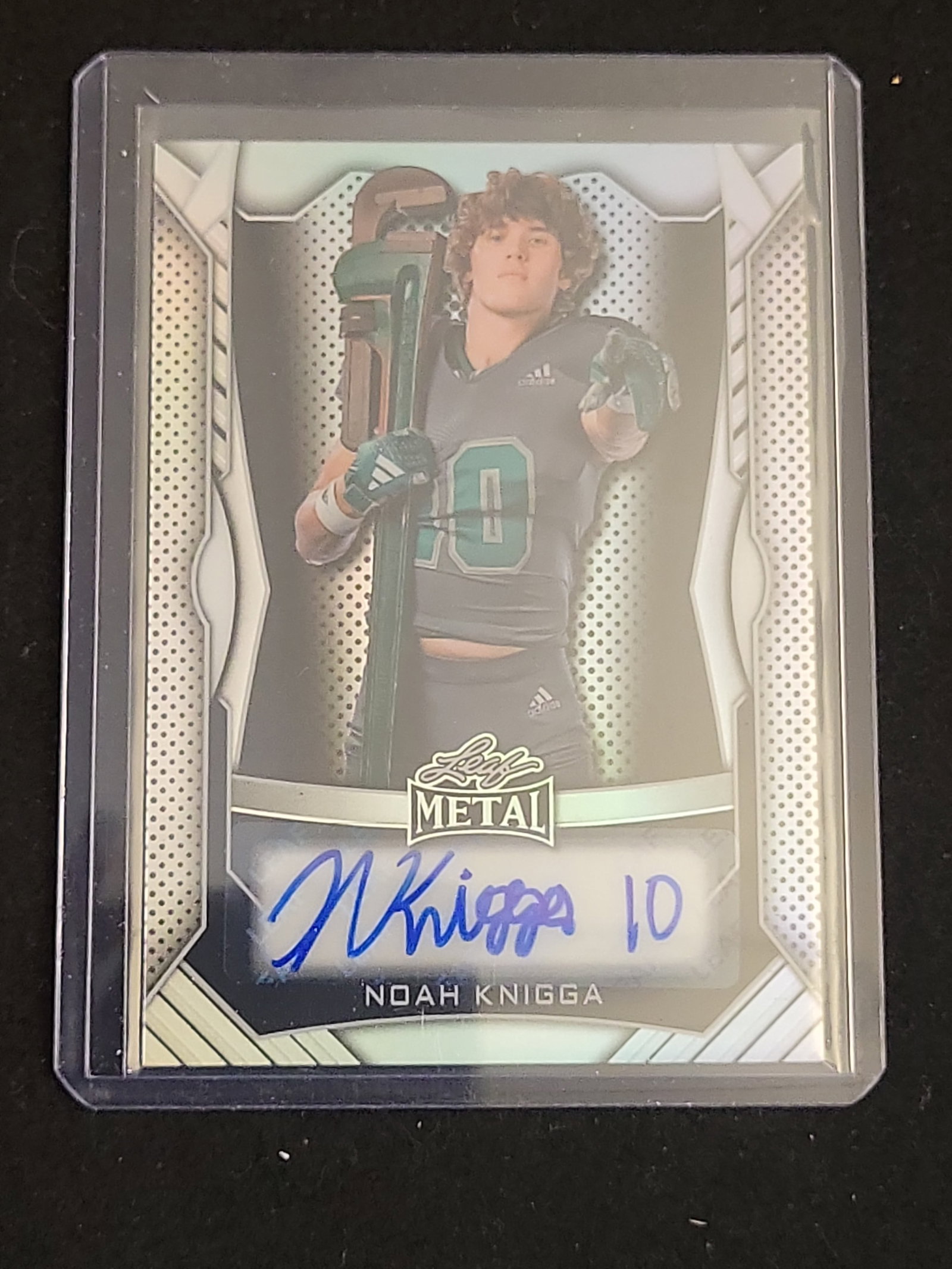 I00898 | 2025 Leaf Metal Noah Knigga Authentic Autograph Card #MA-NK1 Serial Numbered 698/1000: BID PER WHAT YOU SEE IN THE PHOTO, NOT THE AI GENERATED TITLES AND DESCRIPTIONS! 2025 Leaf Metal Noah Knigga Authentic Autograph Card #MA-NK1 Serial Numbered 698/1000 Brand: Leaf. Year: 2025. Set: Met