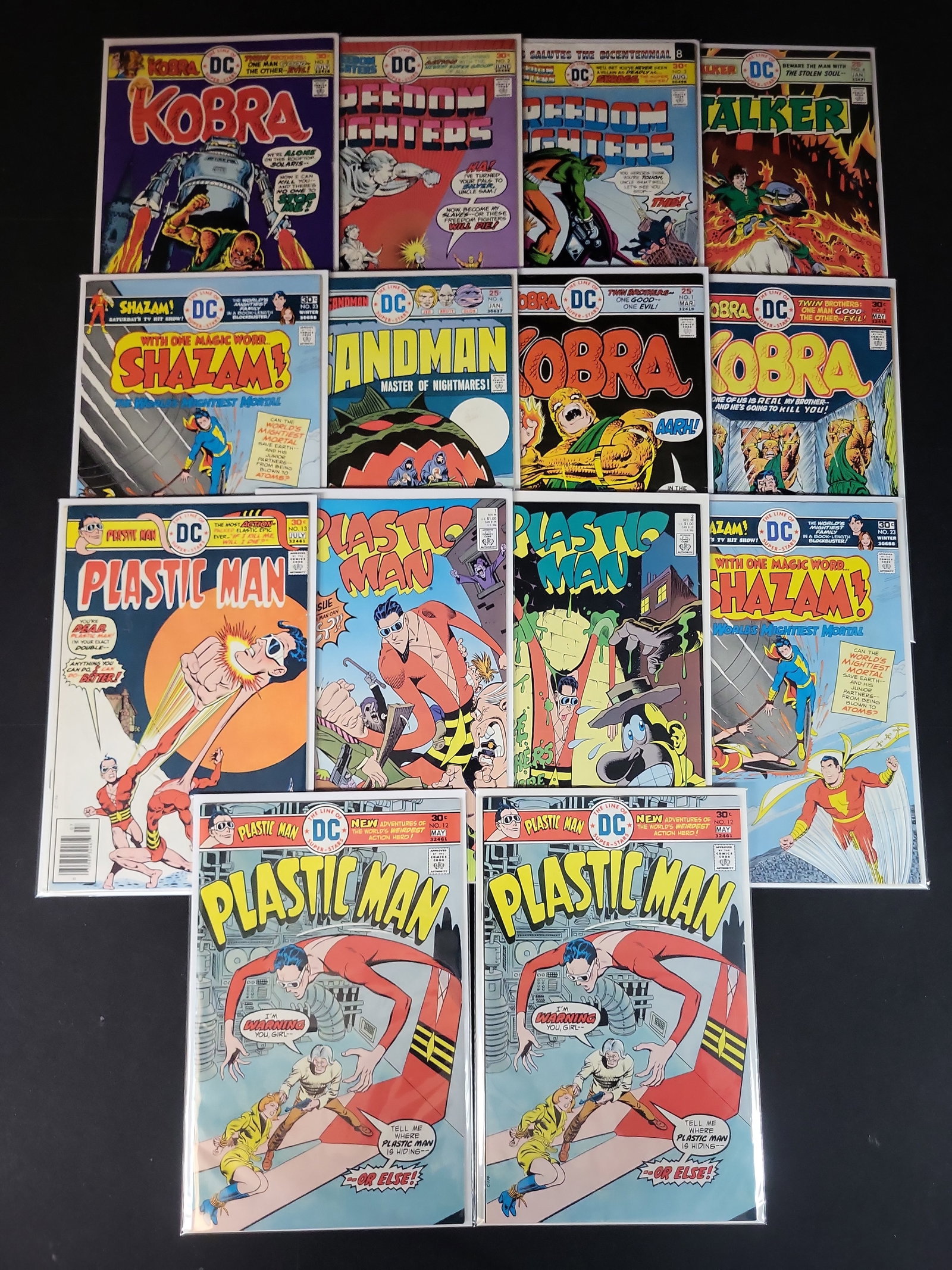 I02183 | Collection of 14 Bronze and Modern Age DC Comic Books Including Kobra Number 1: BID PER WHAT YOU SEE IN THE PHOTO, NOT THE AI GENERATED TITLES AND DESCRIPTIONS! Collection of 14 Bronze and Modern Age DC Comic Books Including Kobra Number 1 This collection consists of 14 raw comic