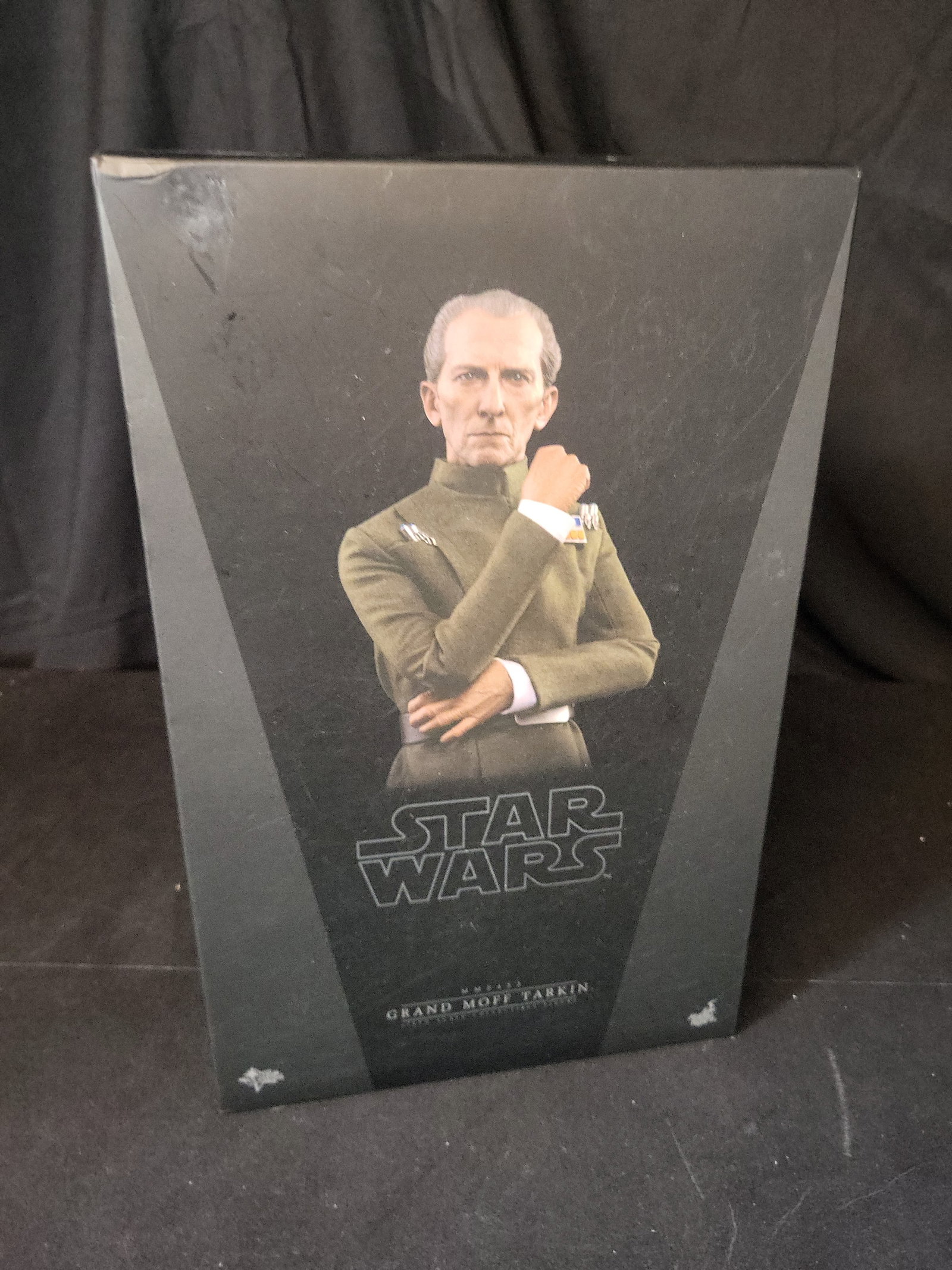 I02988 | Hot Toys MMS 433 Star Wars Grand Moff Tarkin 1/6th Scale Collectible Figure (1 of 4)