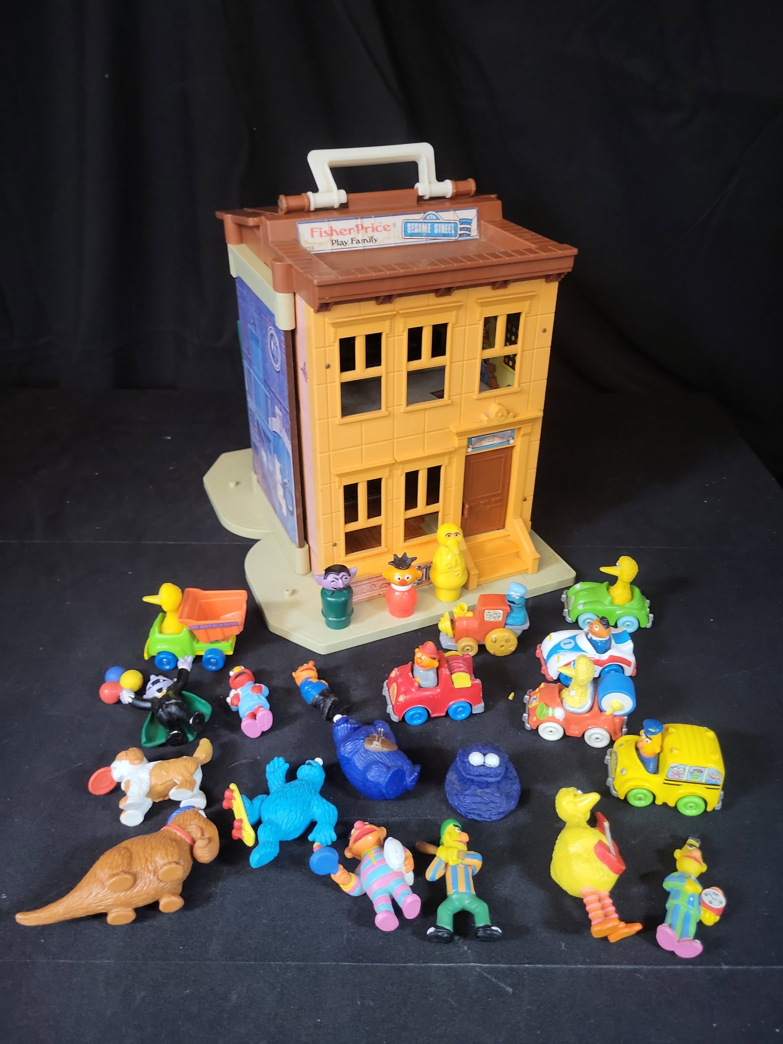 I02957 | Fisher-Price Little People Play Family Sesame Street Playset Model 938 with a Collection of (1 of 8)