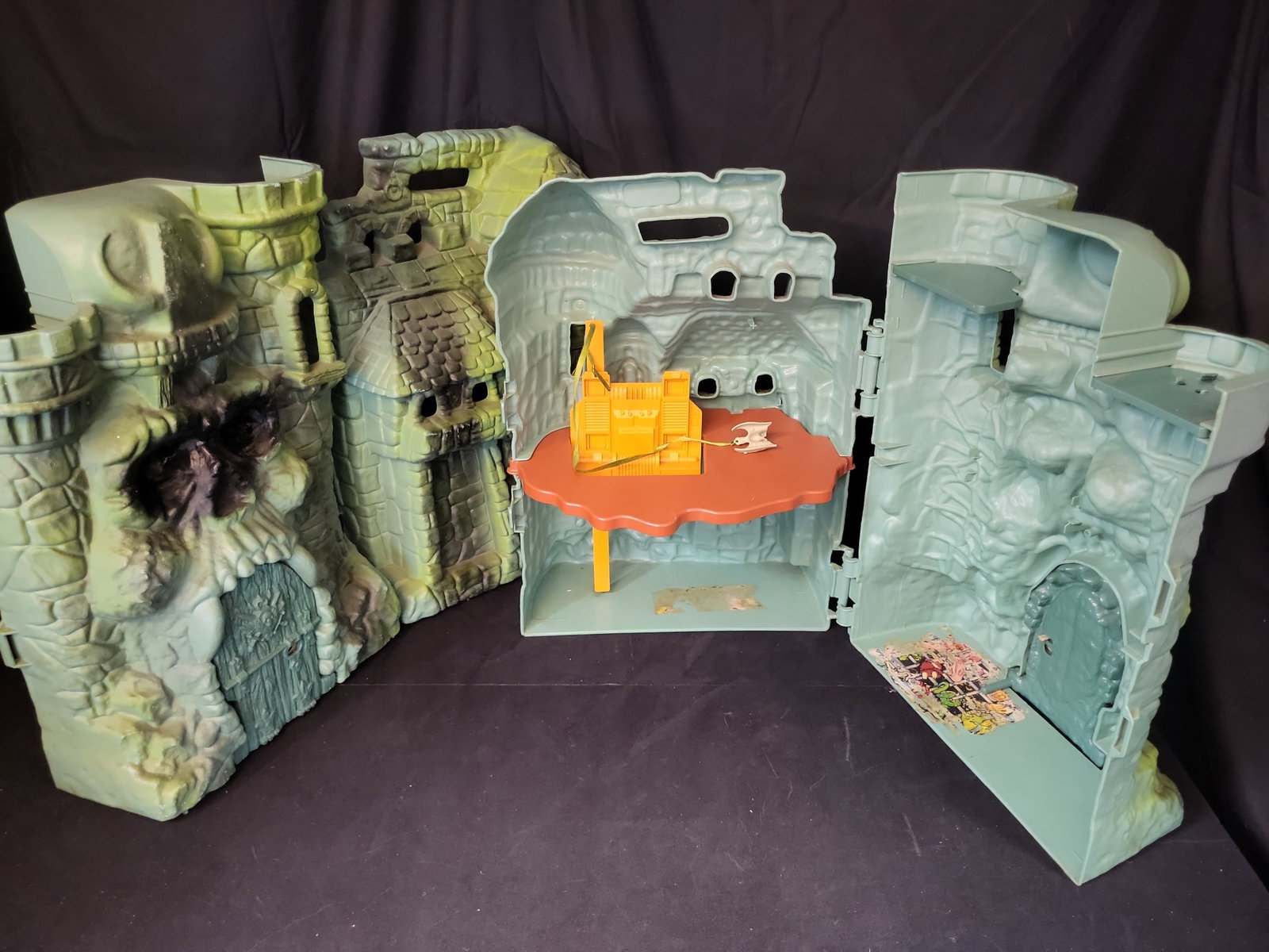 I02836 | A Pair of Vintage Masters of the Universe Castle Grayskull Playsets (1 of 8)