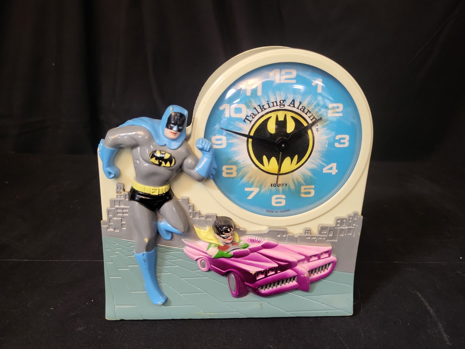 I02869 | Janex Corp. Batman and Robin Talking Alarm Clock, 1974: BID PER WHAT YOU SEE IN THE PHOTO, NOT THE AI GENERATED TITLES AND DESCRIPTIONS! Janex Corp. Batman and Robin Talking Alarm Clock, 1974 This is a Janex Corp. battery-operated talking alarm clock featu