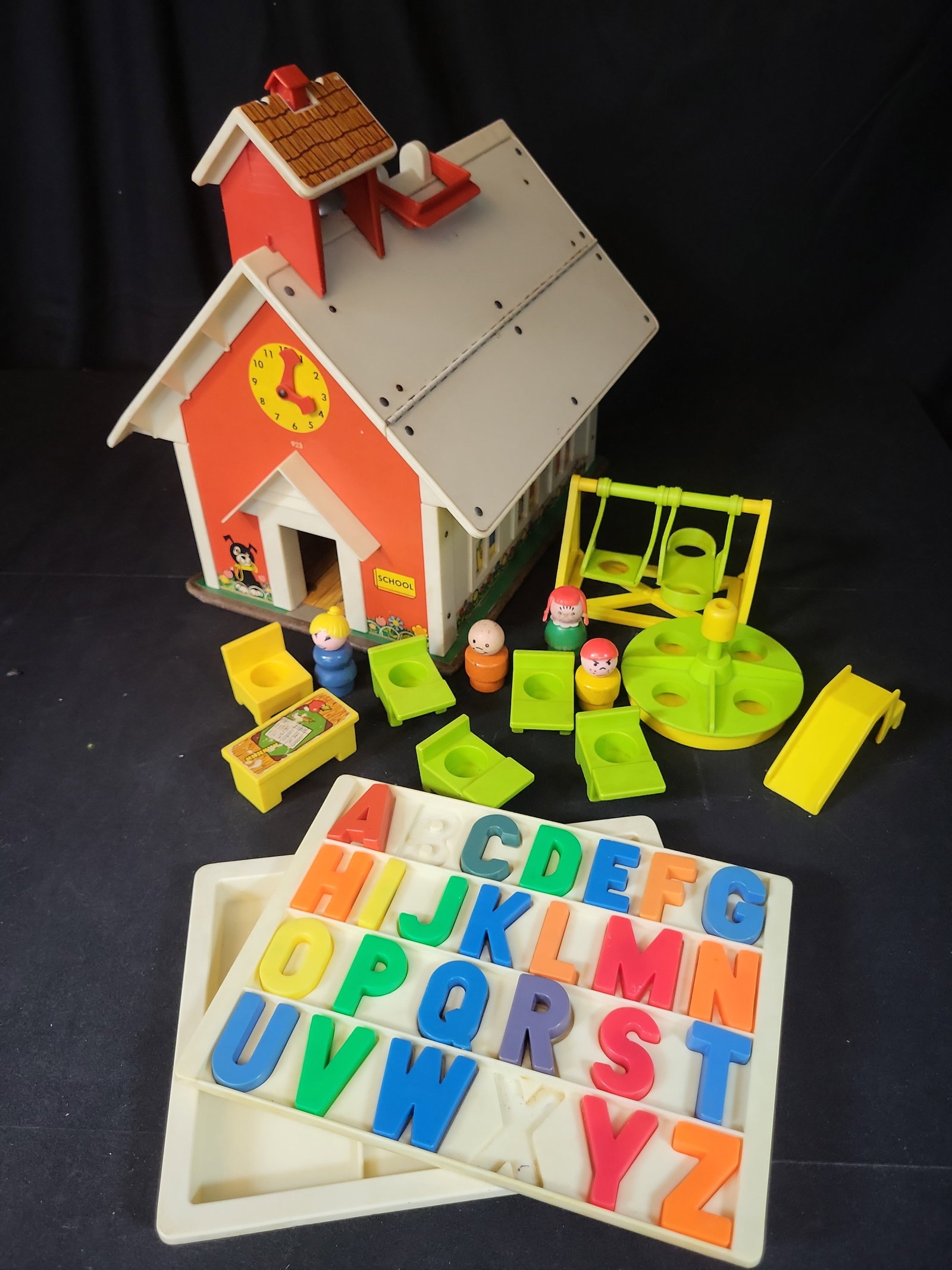 I02830 | Fisher-Price Play Family Schoolhouse Model 923 with Figures and Accessories (1 of 6)