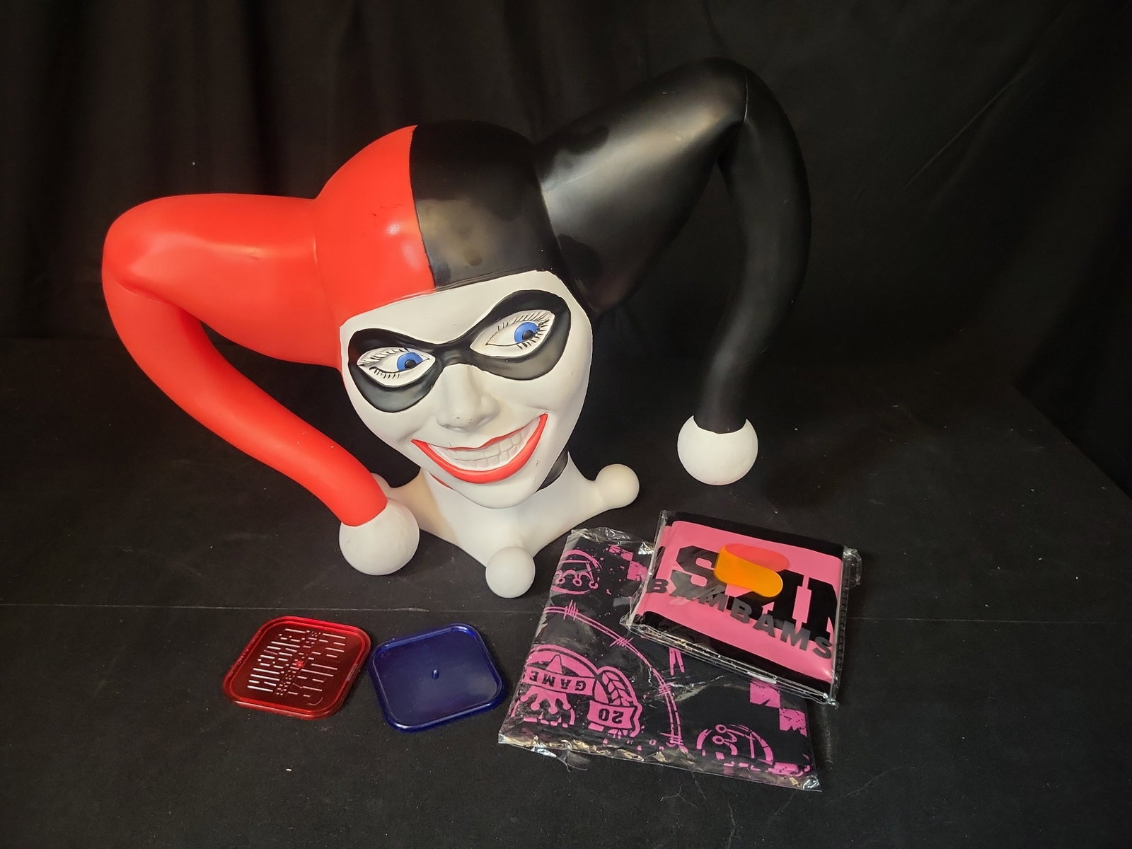 I02874 | Monogram International DC Heroes Harley Quinn Previews Exclusive Head Bank and Group of: BID PER WHAT YOU SEE IN THE PHOTO, NOT THE AI GENERATED TITLES AND DESCRIPTIONS! Monogram International DC Heroes Harley Quinn Previews Exclusive Head Bank and Group of Assorted Merchandise This lot f