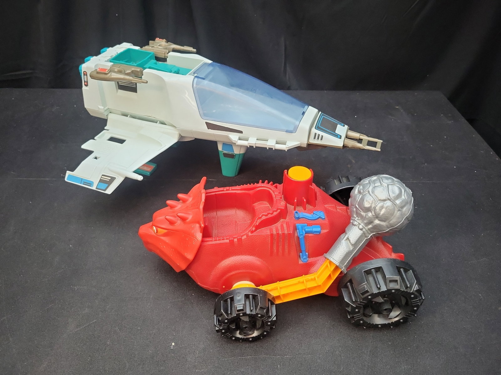 I02894 | A Pair of Mattel Masters of the Universe Combat Vehicles: BID PER WHAT YOU SEE IN THE PHOTO, NOT THE AI GENERATED TITLES AND DESCRIPTIONS! A Pair of Mattel Masters of the Universe Combat Vehicles This lot consists of two vintage action figure vehicles from t