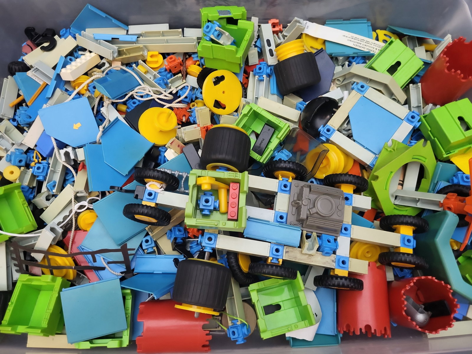 I02962 | A Collection of Vintage Fisher-Price Construx and LEGO Building Set Components (1 of 5)