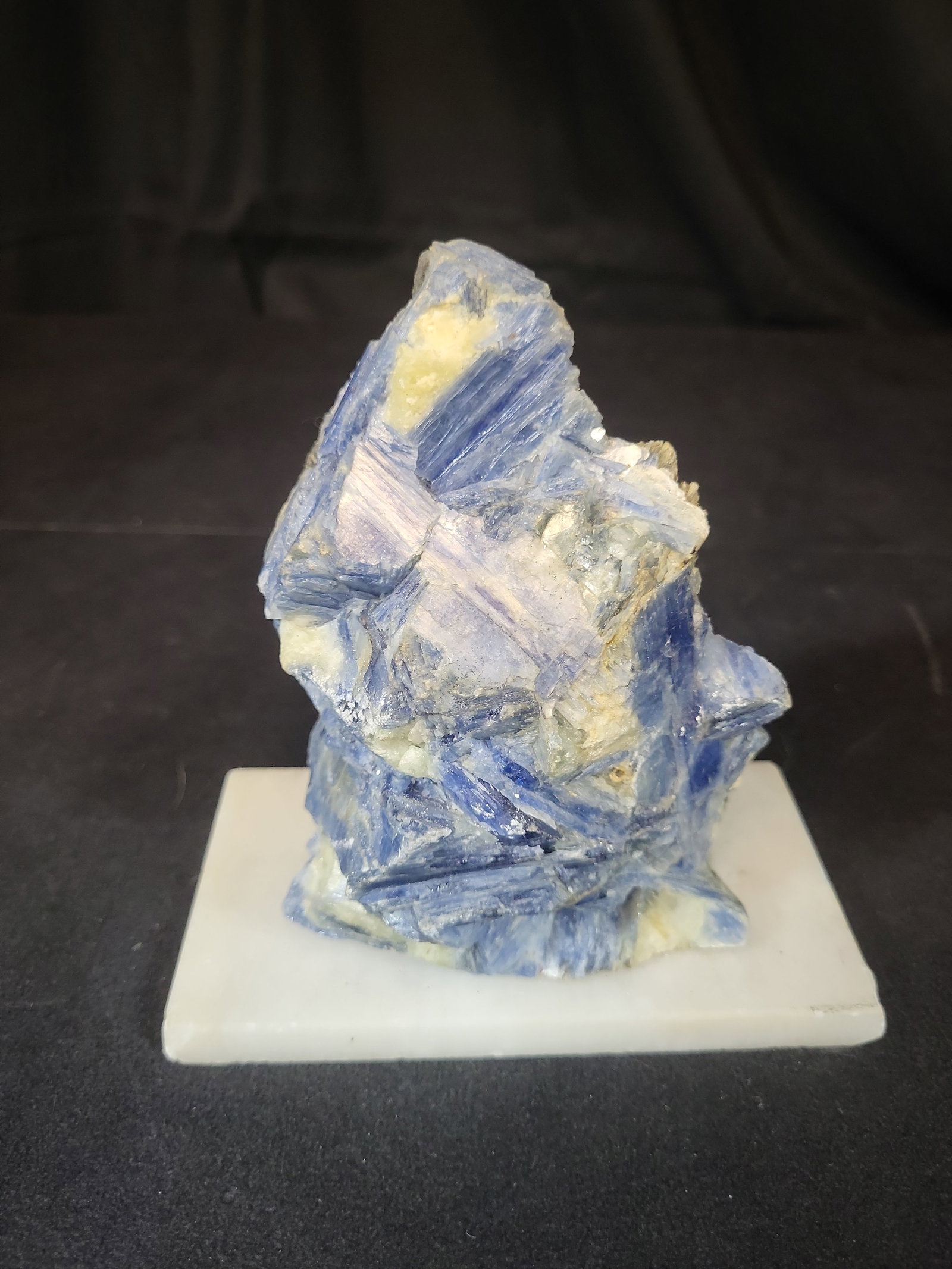 I02939 | Large Blue Kyanite Mineral Specimen on White Marble Base (1 of 3)