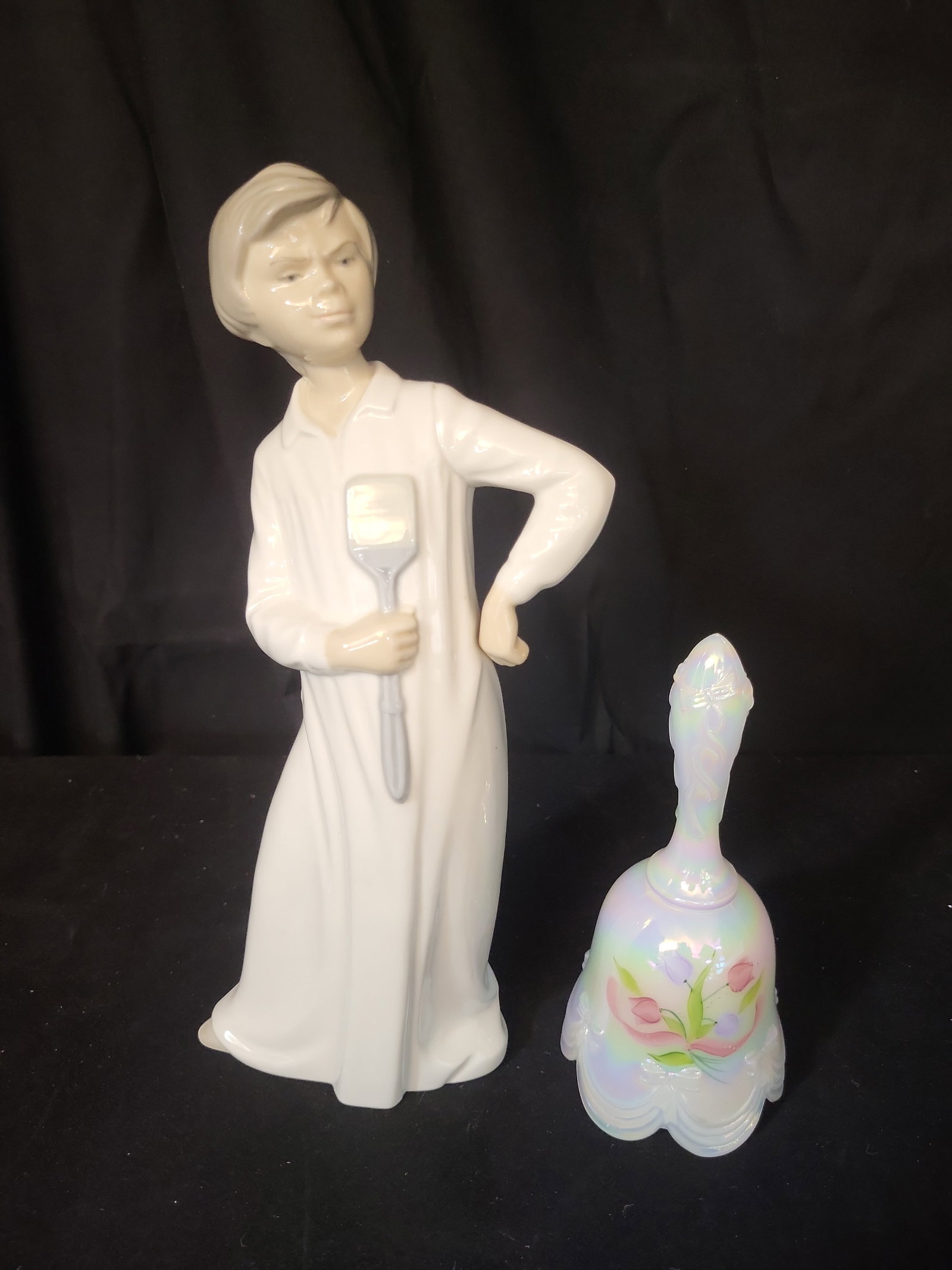 I02912 | Two Decorative Items Comprising a Nao by Lladro Porcelain Figurine and a Fenton Art Glass (1 of 6)