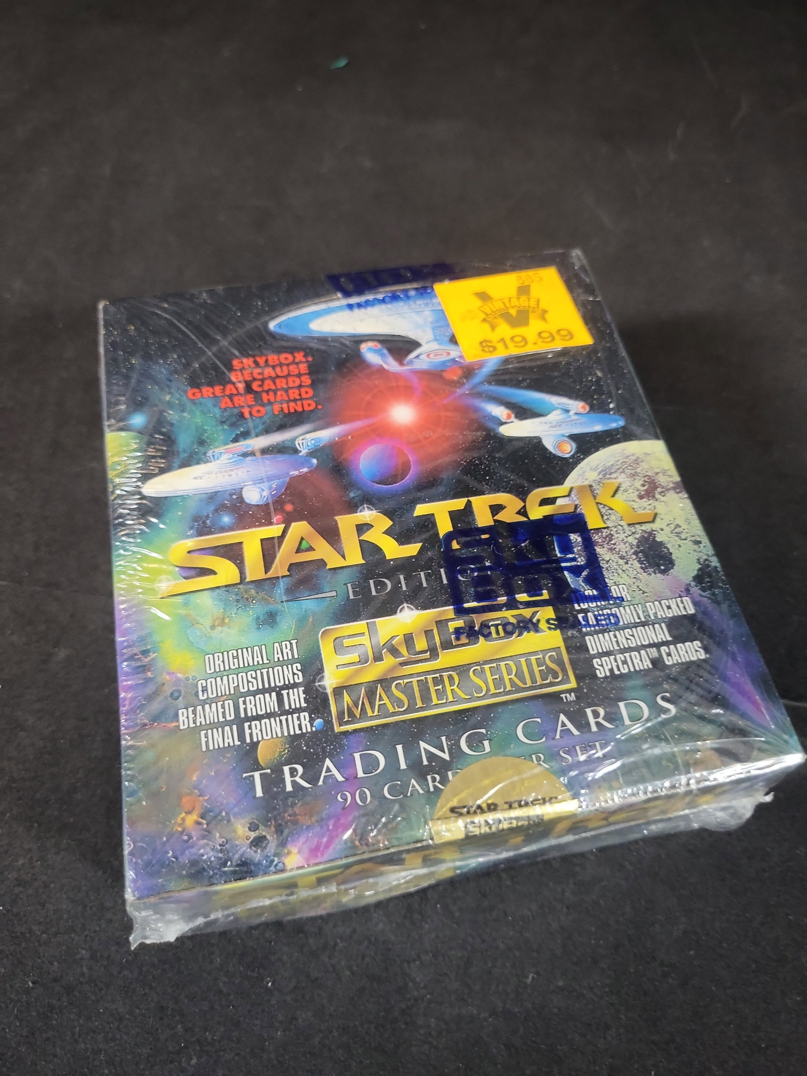 I02564 | 1993 SkyBox Star Trek Master Series Factory Sealed Trading Card Booster Box: BID PER WHAT YOU SEE IN THE PHOTO, NOT THE AI GENERATED TITLES AND DESCRIPTIONS! 1993 SkyBox Star Trek Master Series Factory Sealed Trading Card Booster Box A factory-sealed booster box of Star Trek M