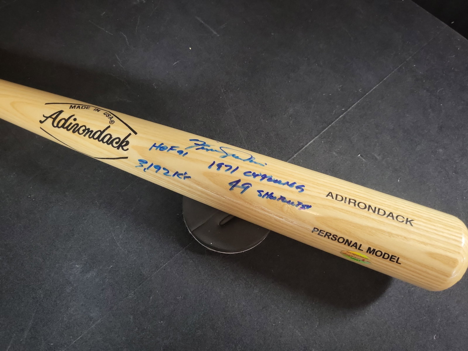 I03110 | Fergie Jenkins Signed Adirondack Personal Model Baseball Bat with Career Inscriptions and: BID PER WHAT YOU SEE IN THE PHOTO, NOT THE AI GENERATED TITLES AND DESCRIPTIONS! Fergie Jenkins Signed Adirondack Personal Model Baseball Bat with Career Inscriptions and PSA/DNA Authentication This A