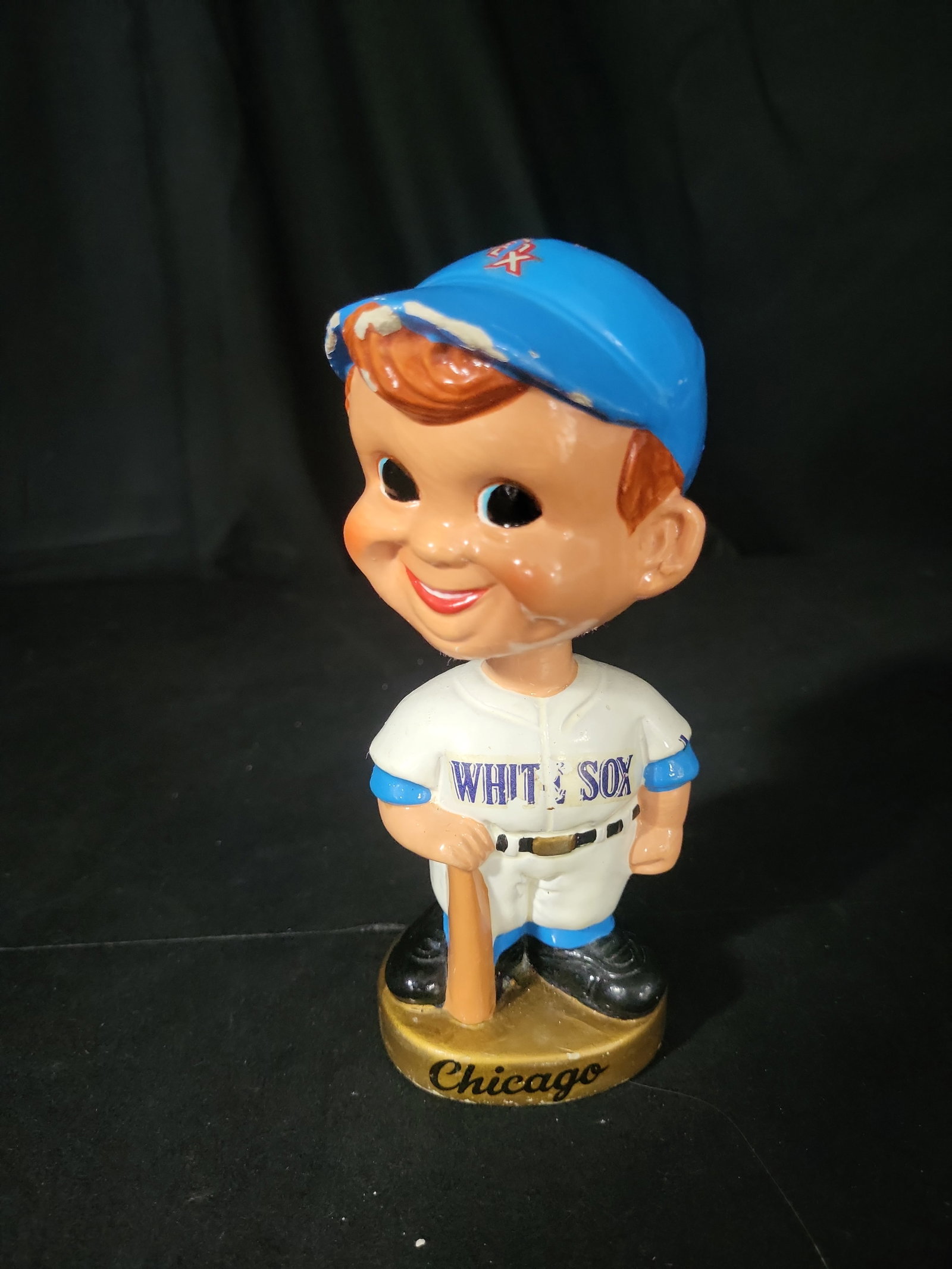 I03193 | Vintage 1960s Chicago White Sox Gold Base Baseball Bobblehead Nodder: BID PER WHAT YOU SEE IN THE PHOTO, NOT THE AI GENERATED TITLES AND DESCRIPTIONS! This vintage Chicago White Sox bobblehead, also known as a nodder, belongs to the gold base mascot series produced duri
