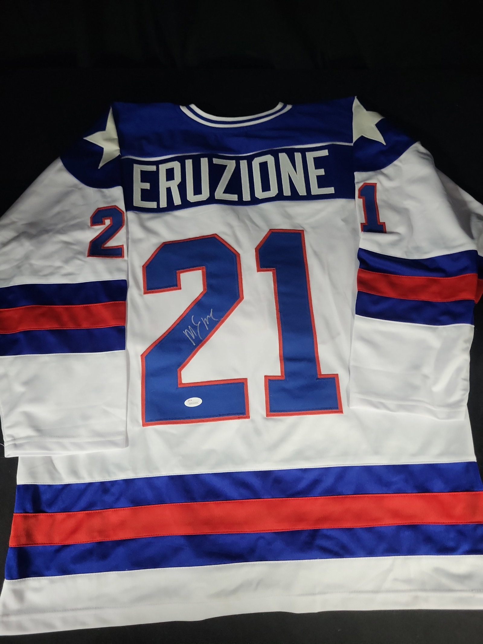 I03558 | Mike Eruzione Signed 1980 Team USA Miracle on Ice Style Replica Hockey Jersey JSA: BID PER WHAT YOU SEE IN THE PHOTO, NOT THE AI GENERATED TITLES AND DESCRIPTIONS! Mike Eruzione Signed 1980 Team USA Miracle on Ice Style Replica Hockey Jersey JSA Authenticated A white Team USA style 